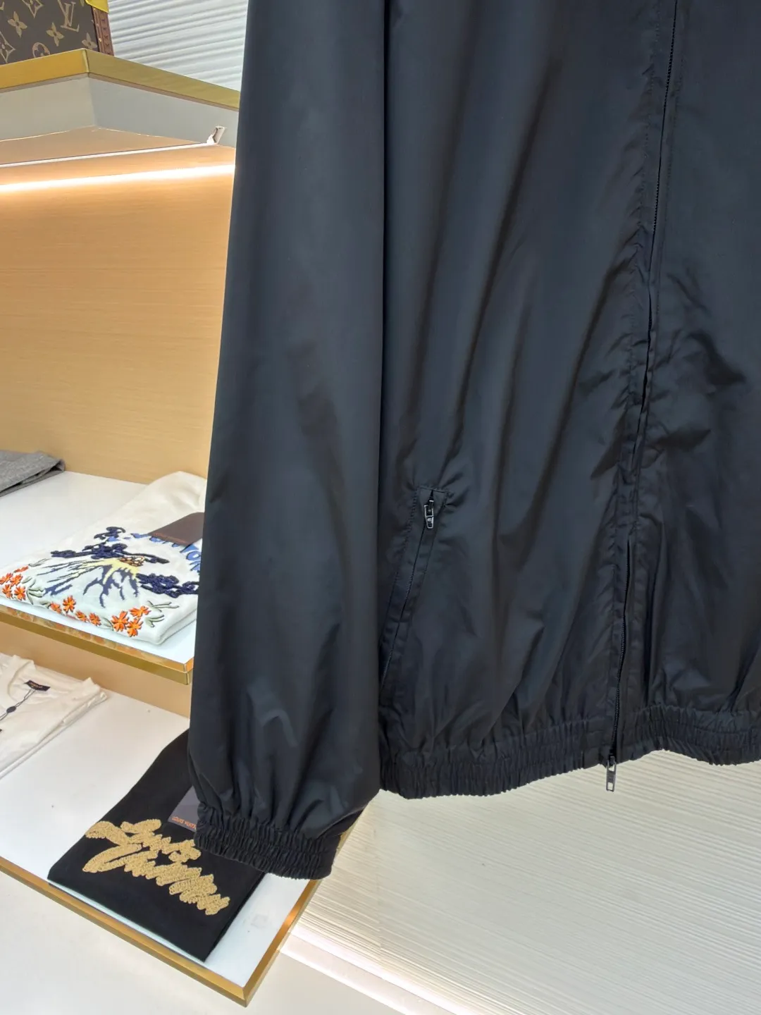 Balenciaga stand collar logo embroidered quick-drying jacket ●Original version: purchased and developed by 10128 ●Item number: 1681403-B40 ●Fabric: Satin blended fabric ●Technology: embroidery production ●Color: black ●Version: Loose fit ●Weight: about 380 grams ●Size: 36-38-40-42 ●Description: This jacket is made of high-quality windproof fabric, with a crisp texture and good breathability. The stand-up collar design fits the neck and is windproof and neat. The brand letters on the back adopt three-dimensional embroidery technology, the stitches are even and full, and the letter shape is three-dimensional and layered, making it highly recognizable. The body is cut in a loose fit with smooth and natural lines, making it comfortable and casual to wear. The ribbed design on the cuffs and hem has excellent elasticity, fits the body shape, and is windproof and warm. The zipper is smooth and durable, and harmonizes with the overall style. From fabric selection to embroidery craftsmanship to rib processing in details, every step reflects the brand's rigorous control of craftsmanship, not only showing a sense of street fashion, but also ensuring practicality and quality through exquisite craftsmanship. The overall wiring is straight and delicate, the fabric is comfortable and soft, and the color is consistent without color difference. It can be matched with the same style to create a fashionable look, and can be used in various occasions. Customized accessories, complete with three standards, the same style for men and women.