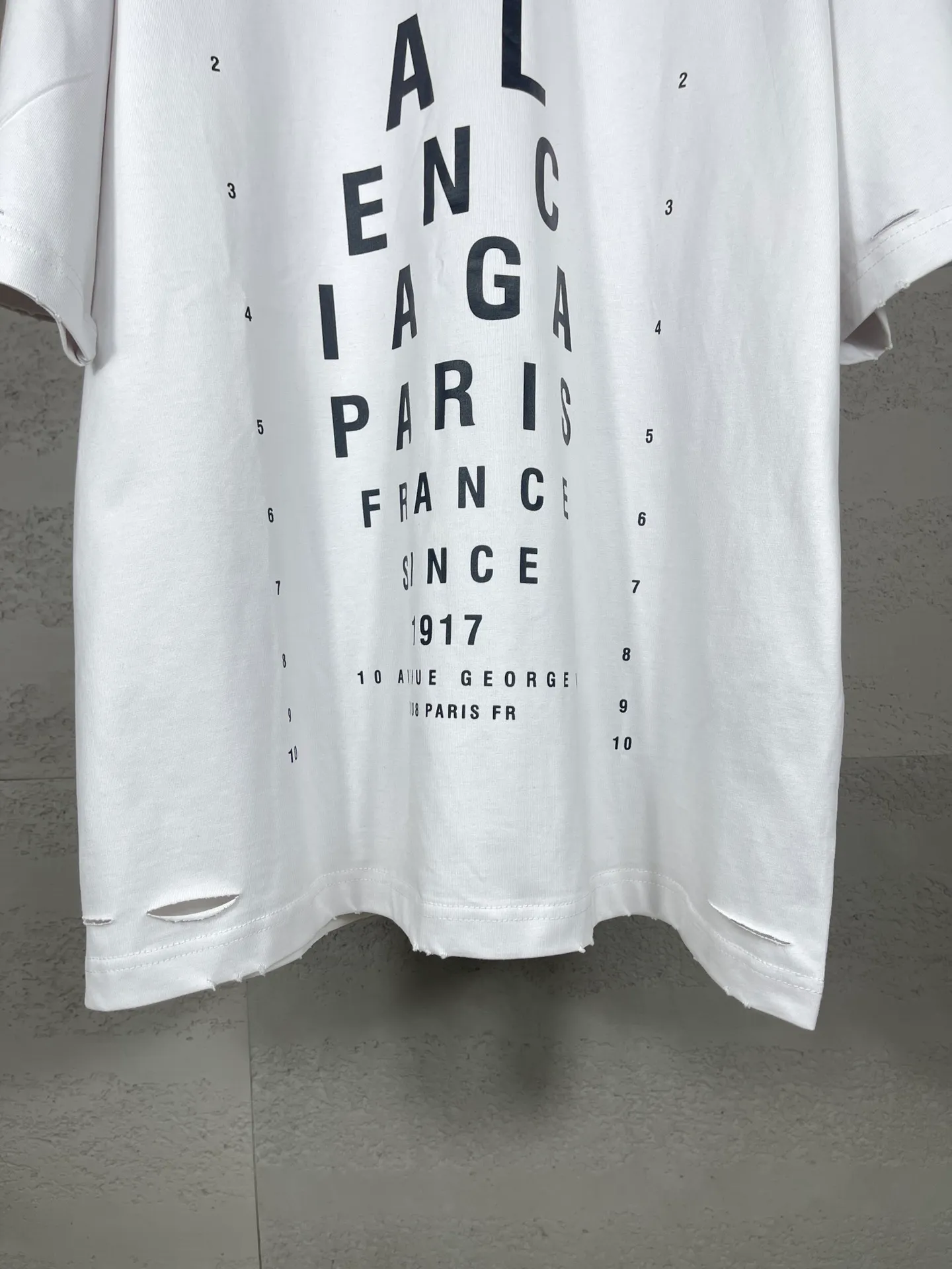 🅿️180 real photos [Top version. Official website quality] BALENCI*GA/Paris.SS25 latest model alphanumeric printed eye chart worn and distressed short-sleeved T-shirt. Ready-made clothing with many worn and worn. Brick cabinets are synchronized. Genuine products are developed at the first time. The fabric is made of Paris ZP custom-woven and dyed cotton double yarn. Weighing 260 grams, the cloth surface is clean. The cloth pattern is clear, soft and comfortable. The threads are dyed with no color difference. The printing is made of environmentally friendly imported materials. The letters are clear and the effect is three-dimensional. The version adopts OS loose shoulder design. Same style for men and women. Code: BL223617 Color: black, gray and white. Size: XS S M L