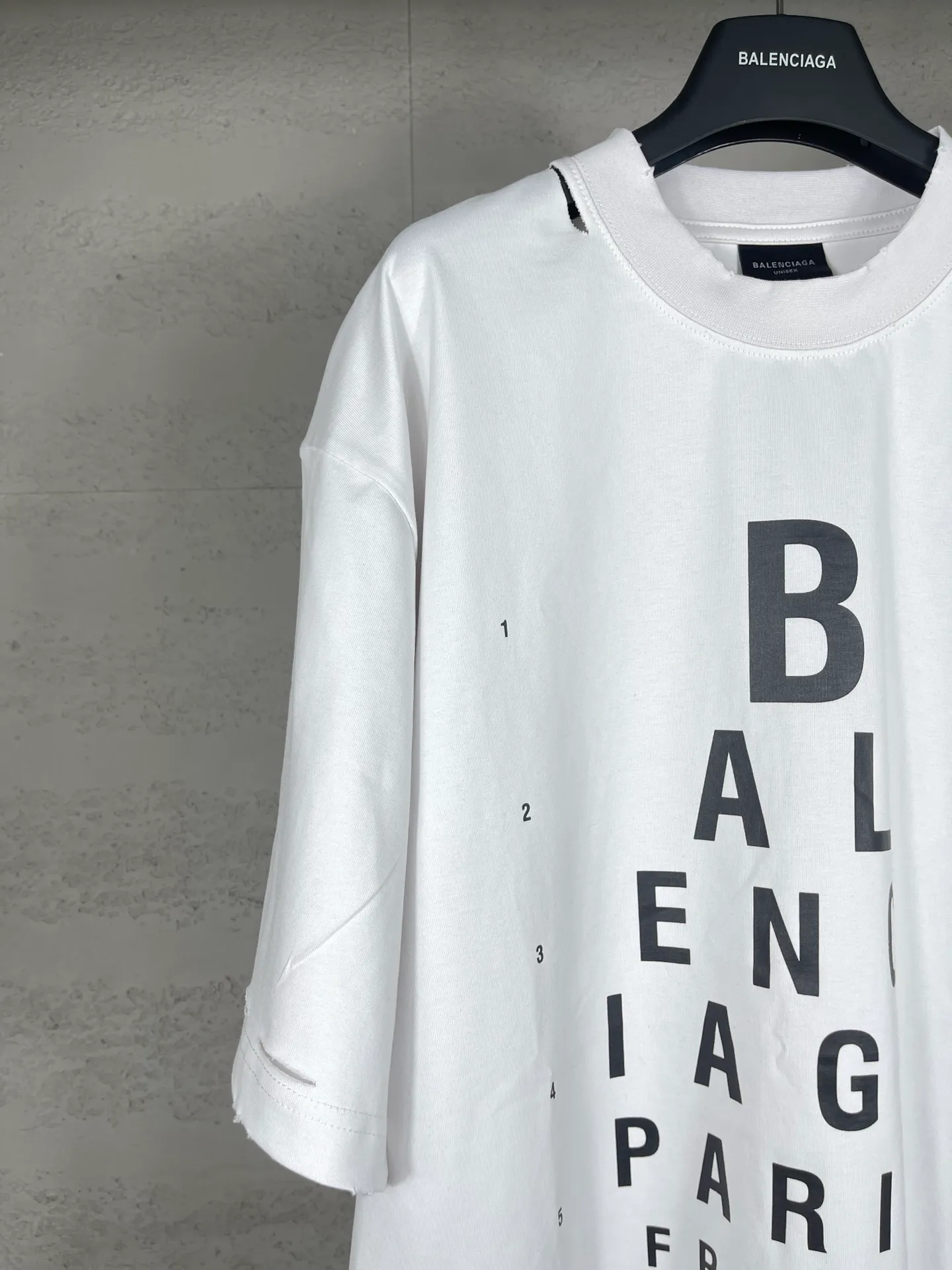 🅿️180 real photos [Top version. Official website quality] BALENCI*GA/Paris.SS25 latest model alphanumeric printed eye chart worn and distressed short-sleeved T-shirt. Ready-made clothing with many worn and worn. Brick cabinets are synchronized. Genuine products are developed at the first time. The fabric is made of Paris ZP custom-woven and dyed cotton double yarn. Weighing 260 grams, the cloth surface is clean. The cloth pattern is clear, soft and comfortable. The threads are dyed with no color difference. The printing is made of environmentally friendly imported materials. The letters are clear and the effect is three-dimensional. The version adopts OS loose shoulder design. Same style for men and women. Code: BL223617 Color: black, gray and white. Size: XS S M L