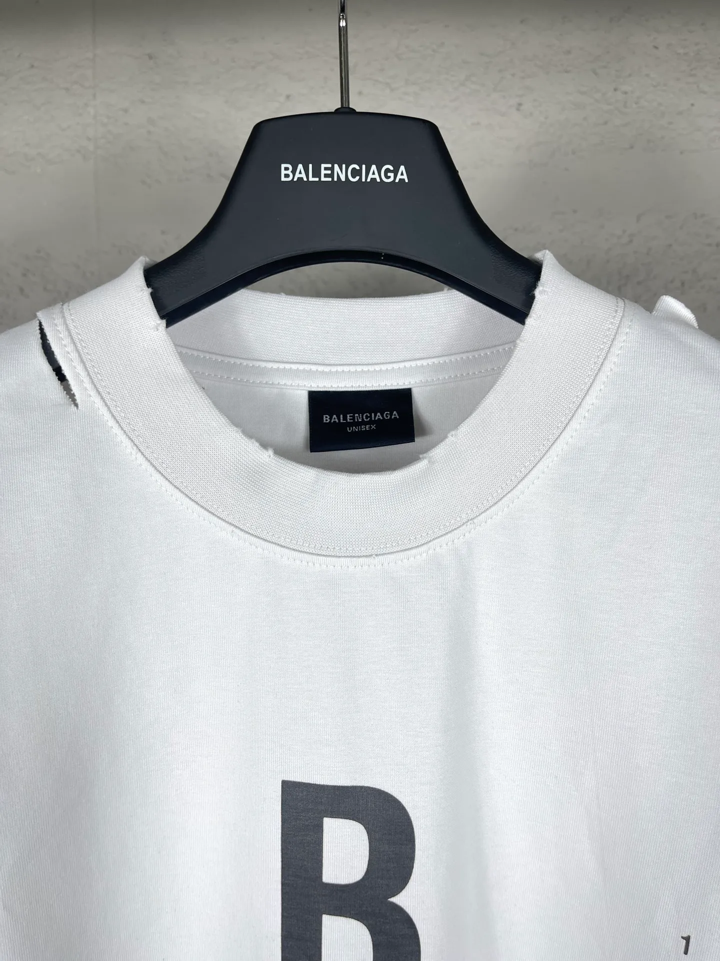 🅿️180 real photos [Top version. Official website quality] BALENCI*GA/Paris.SS25 latest model alphanumeric printed eye chart worn and distressed short-sleeved T-shirt. Ready-made clothing with many worn and worn. Brick cabinets are synchronized. Genuine products are developed at the first time. The fabric is made of Paris ZP custom-woven and dyed cotton double yarn. Weighing 260 grams, the cloth surface is clean. The cloth pattern is clear, soft and comfortable. The threads are dyed with no color difference. The printing is made of environmentally friendly imported materials. The letters are clear and the effect is three-dimensional. The version adopts OS loose shoulder design. Same style for men and women. Code: BL223617 Color: black, gray and white. Size: XS S M L