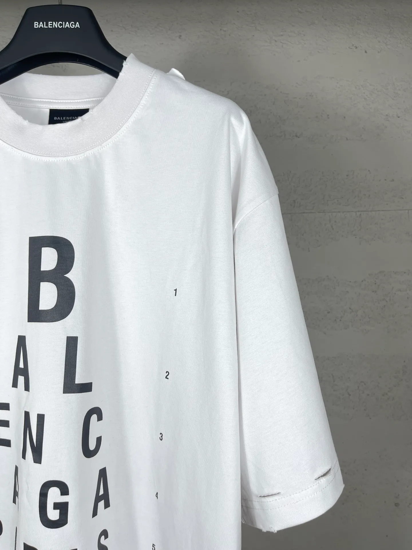 🅿️180 real photos [Top version. Official website quality] BALENCI*GA/Paris.SS25 latest model alphanumeric printed eye chart worn and distressed short-sleeved T-shirt. Ready-made clothing with many worn and worn. Brick cabinets are synchronized. Genuine products are developed at the first time. The fabric is made of Paris ZP custom-woven and dyed cotton double yarn. Weighing 260 grams, the cloth surface is clean. The cloth pattern is clear, soft and comfortable. The threads are dyed with no color difference. The printing is made of environmentally friendly imported materials. The letters are clear and the effect is three-dimensional. The version adopts OS loose shoulder design. Same style for men and women. Code: BL223617 Color: black, gray and white. Size: XS S M L