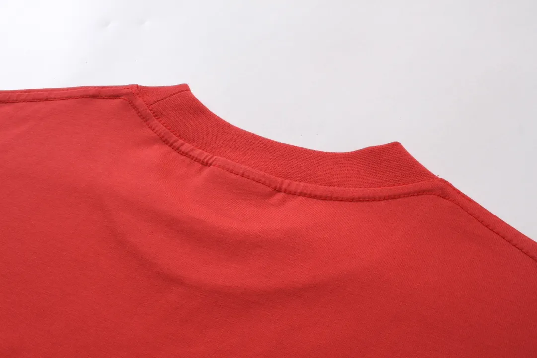 🅿️180 real photos [Top version. Official website quality] BALENCI*GA/Paris. SS24 latest model, front enjoy Paris art print short-sleeved T-shirt. Brick cabinet synchronization. Genuine product developed in the first time, happy to print and compare! The fabric is made of Paris ZP custom-woven and dyed cotton double yarn. Weighing 260 grams, the cloth surface is clean. The cloth pattern is clear, soft and comfortable. The threads are dyed with no color difference. The printing uses environmentally friendly imported materials. The letters are clear and the effect is three-dimensional. The version adopts OS loose shoulder design. Same style for men and women. Code: BL233370 Color: Hulan., Red Size: XS S M L