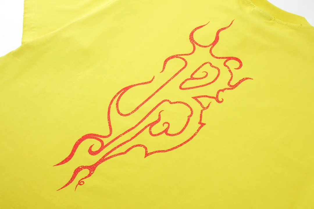 🅿️186 Detailed Picture [Top version. Official website quality] BALENCI*GA/Paris. 2024 new style flame letter LOGO destruction printed short-sleeved T-shirt. Brick cabinets are synchronized. Genuine products are developed at the first time, and you can print and compare! The fabric is made of Paris ZP custom-woven and dyed cotton double yarn. Weighing 260 grams, the cloth surface is clean. The cloth pattern is clear, soft and comfortable. The threads are dyed with no color difference. The classic LOGO is printed using environmentally friendly imported materials, with clear pattern letters and a three-dimensional effect. Restored brick cabinet. Ready-made clothes are washed, worn and distressed. Different market currency. Welcome to compare. The version adopts OS loose shoulder version. Same style for men and women. Code: BL233303 Color: black, white, yellow, gray blue Size: XS to L