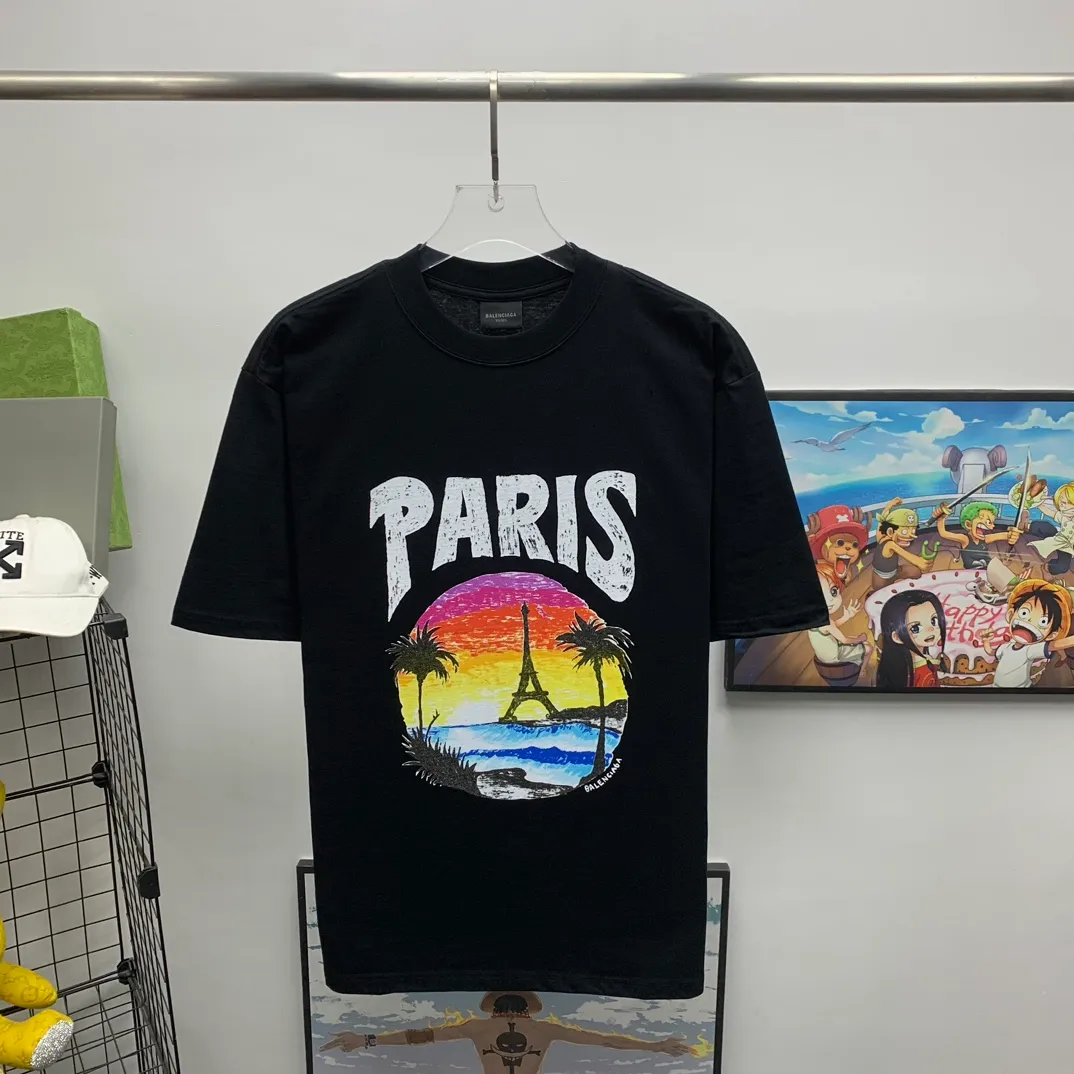 Top tested version 𝐁A𝐋EN𝐂IA𝐆A/Balenciaga Sunset Paris Eiffel Tower T-shirt Fabric: 32 pieces of double yarn 240g - counter synchronization #The highest version on the market The original development of custom-woven fabrics is washed and treated with a full sense of thickness The texture is different from market products Highly restored #Original mold opening Use imported elliptical machine printing Each print is neatly aligned No burrs Hand-printed front and rear platens Precision mesh production stencil Imported environmentally friendly slurry squeegee, the letters are clearly restored, the letter spacing is the same size as the original, highly restored to 24ss, the best-selling model on the market, the same style for men and women size: xs s m l color: white black P: 290