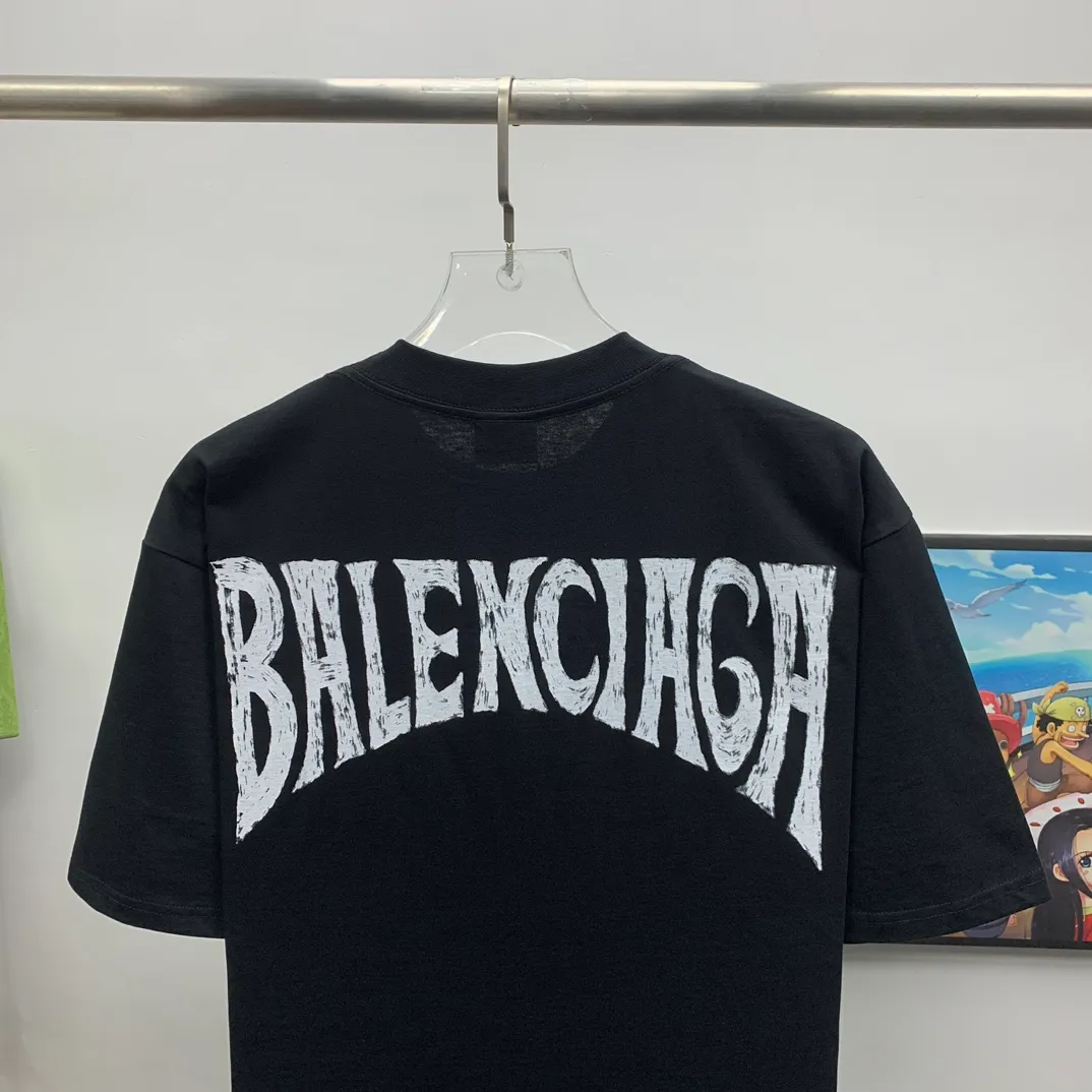 Top tested version 𝐁A𝐋EN𝐂IA𝐆A/Balenciaga Sunset Paris Eiffel Tower T-shirt Fabric: 32 pieces of double yarn 240g - counter synchronization #The highest version on the market The original development of custom-woven fabrics is washed and treated with a full sense of thickness The texture is different from market products Highly restored #Original mold opening Use imported elliptical machine printing Each print is neatly aligned No burrs Hand-printed front and rear platens Precision mesh production stencil Imported environmentally friendly slurry squeegee, the letters are clearly restored, the letter spacing is the same size as the original, highly restored to 24ss, the best-selling model on the market, the same style for men and women size: xs s m l color: white black P: 290