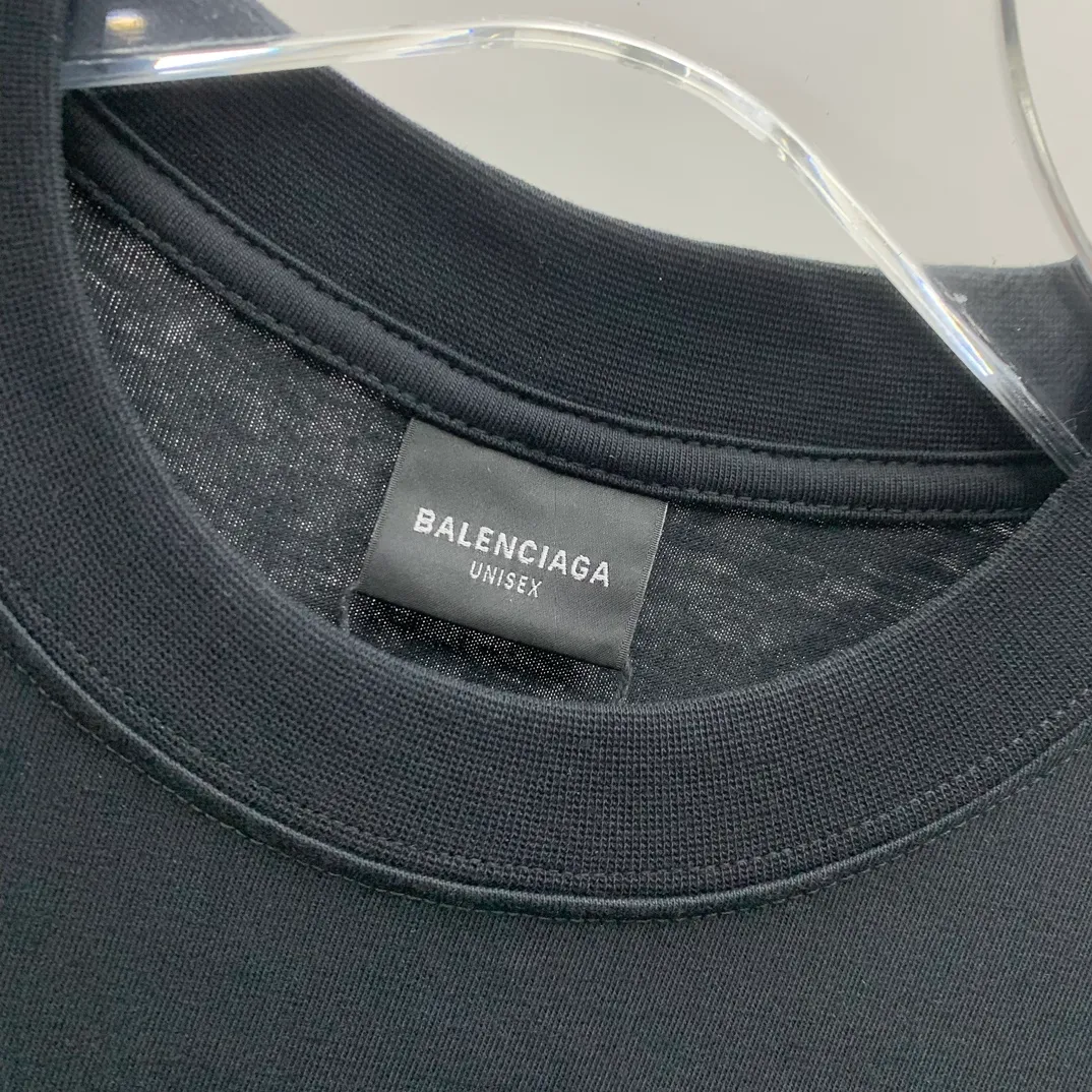 Top tested version 𝐁A𝐋EN𝐂IA𝐆A/Balenciaga Sunset Paris Eiffel Tower T-shirt Fabric: 32 pieces of double yarn 240g - counter synchronization #The highest version on the market The original development of custom-woven fabrics is washed and treated with a full sense of thickness The texture is different from market products Highly restored #Original mold opening Use imported elliptical machine printing Each print is neatly aligned No burrs Hand-printed front and rear platens Precision mesh production stencil Imported environmentally friendly slurry squeegee, the letters are clearly restored, the letter spacing is the same size as the original, highly restored to 24ss, the best-selling model on the market, the same style for men and women size: xs s m l color: white black P: 290
