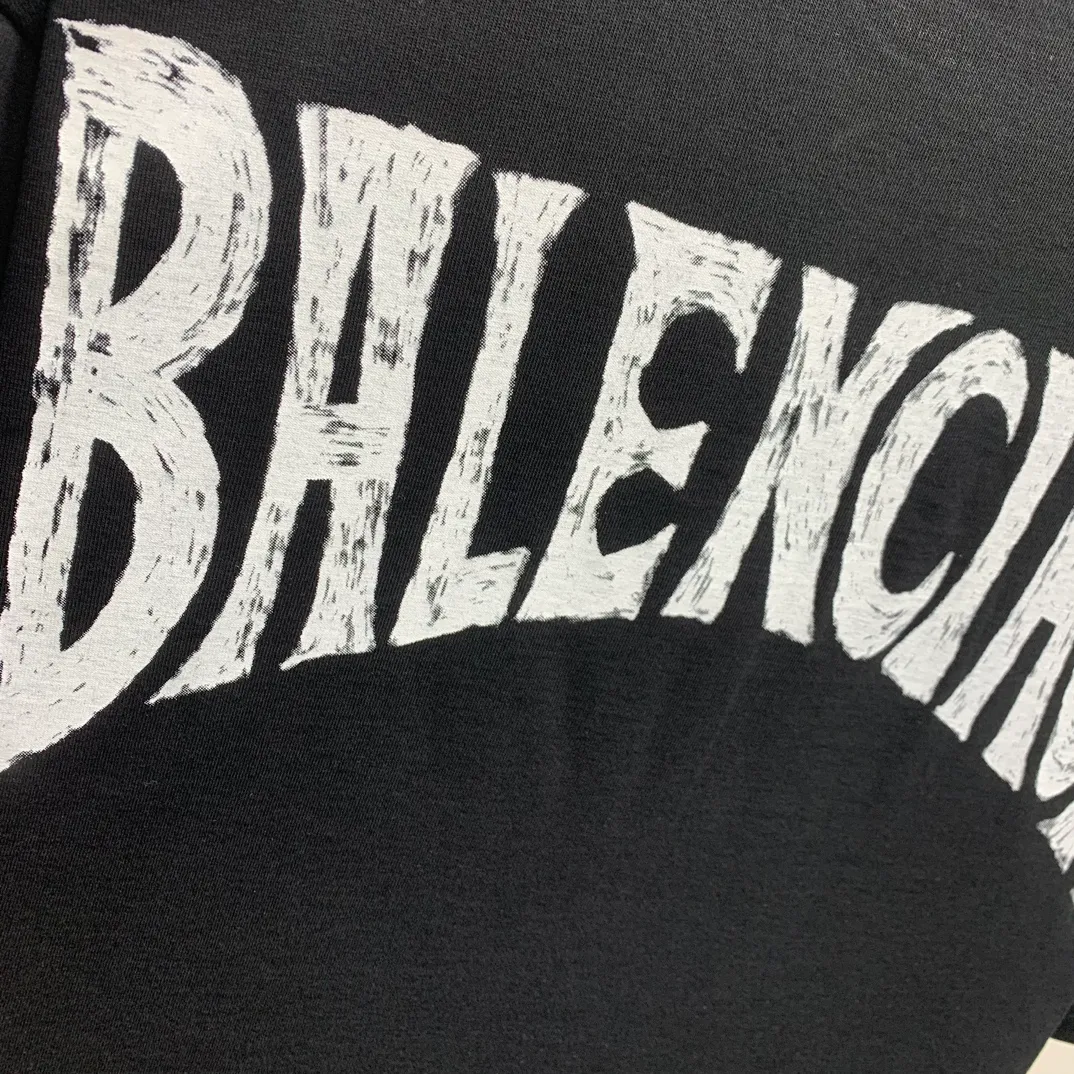 Top tested version 𝐁A𝐋EN𝐂IA𝐆A/Balenciaga Sunset Paris Eiffel Tower T-shirt Fabric: 32 pieces of double yarn 240g - counter synchronization #The highest version on the market The original development of custom-woven fabrics is washed and treated with a full sense of thickness The texture is different from market products Highly restored #Original mold opening Use imported elliptical machine printing Each print is neatly aligned No burrs Hand-printed front and rear platens Precision mesh production stencil Imported environmentally friendly slurry squeegee, the letters are clearly restored, the letter spacing is the same size as the original, highly restored to 24ss, the best-selling model on the market, the same style for men and women size: xs s m l color: white black P: 290