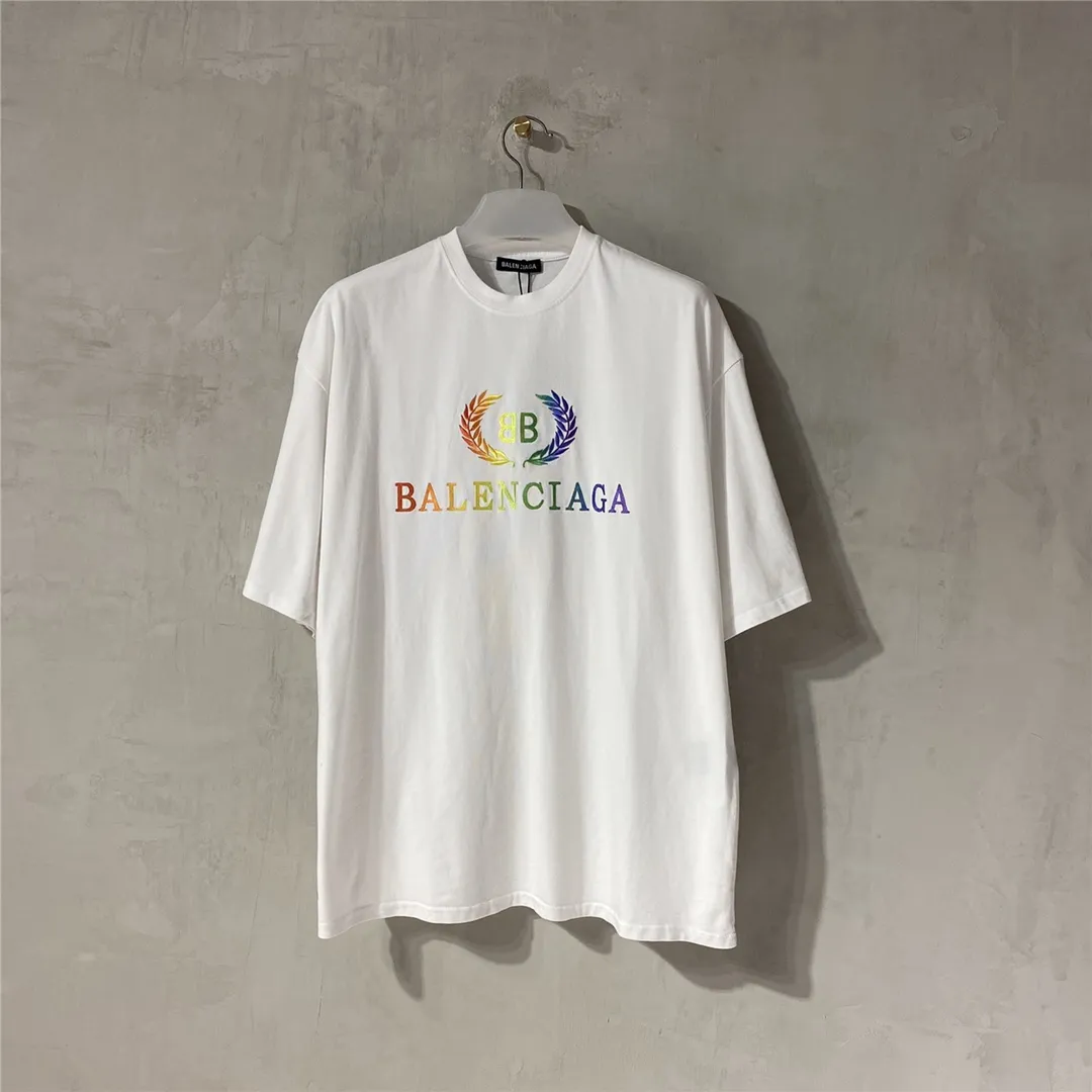 [Top tested version] Balenciag Balenciag rainbow 🌈 embroidered gradient wheat short sleeves. The original version is consistent with 32S. 280 grams of fabric. The printing process is embroidered first. White cotton yarn is used as the embroidery base, and then digitally printed on the embroidery. High-density 10,000-needle embroidery blends the brightness and saturation of the color of the letters. Full set of packaging. Guaranteed accessories. Packaging. Glossy paper. Main label. Wash water mark. Lanyard. Tag. Pin. Same as the counter Color: White Size: XS-L P:270