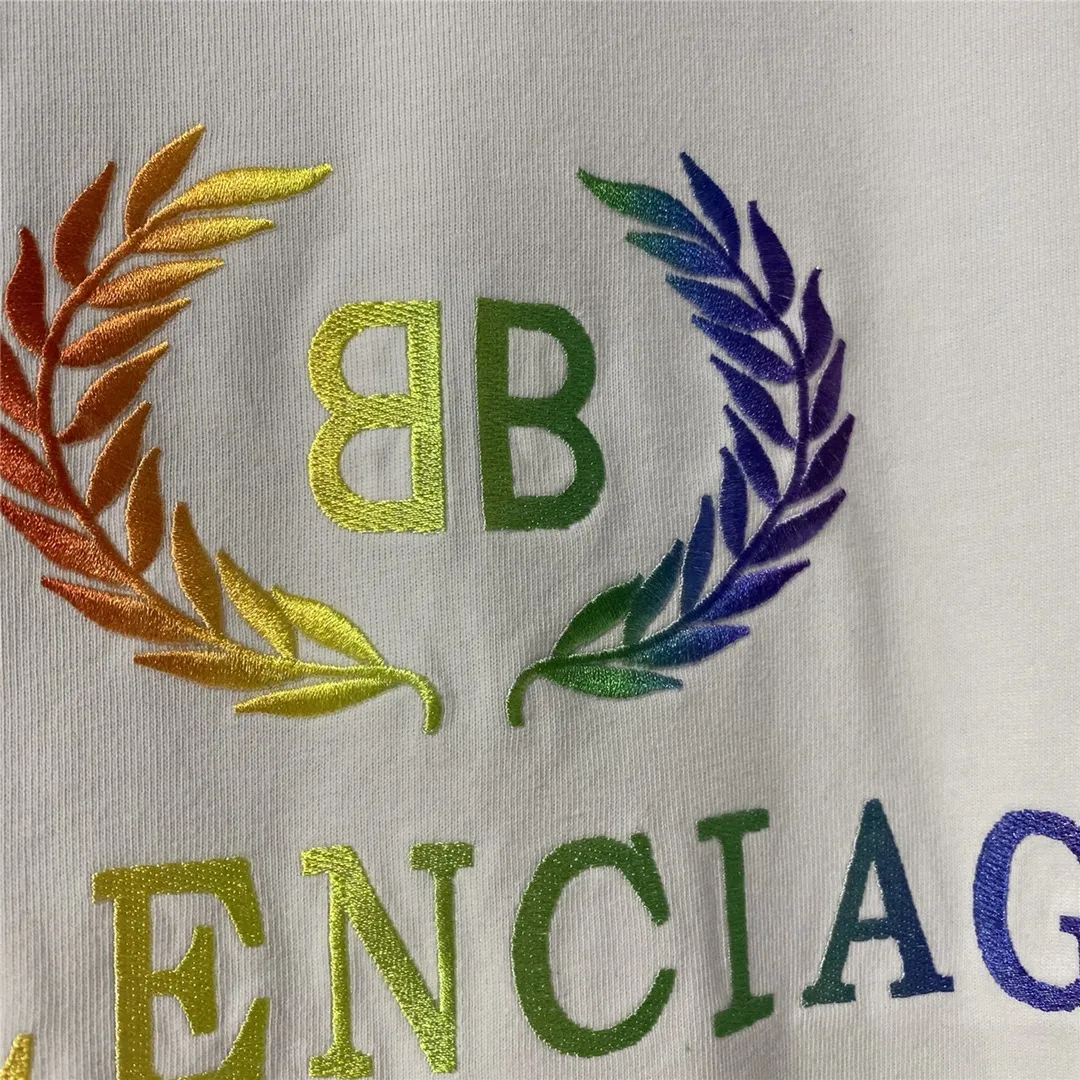 [Top tested version] Balenciag Balenciag rainbow 🌈 embroidered gradient wheat short sleeves. The original version is consistent with 32S. 280 grams of fabric. The printing process is embroidered first. White cotton yarn is used as the embroidery base, and then digitally printed on the embroidery. High-density 10,000-needle embroidery blends the brightness and saturation of the color of the letters. Full set of packaging. Guaranteed accessories. Packaging. Glossy paper. Main label. Wash water mark. Lanyard. Tag. Pin. Same as the counter Color: White Size: XS-L P:270