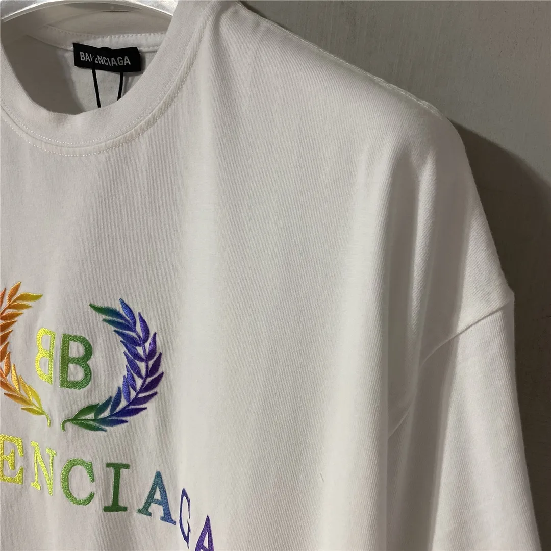 [Top tested version] Balenciag Balenciag rainbow 🌈 embroidered gradient wheat short sleeves. The original version is consistent with 32S. 280 grams of fabric. The printing process is embroidered first. White cotton yarn is used as the embroidery base, and then digitally printed on the embroidery. High-density 10,000-needle embroidery blends the brightness and saturation of the color of the letters. Full set of packaging. Guaranteed accessories. Packaging. Glossy paper. Main label. Wash water mark. Lanyard. Tag. Pin. Same as the counter Color: White Size: XS-L P:270