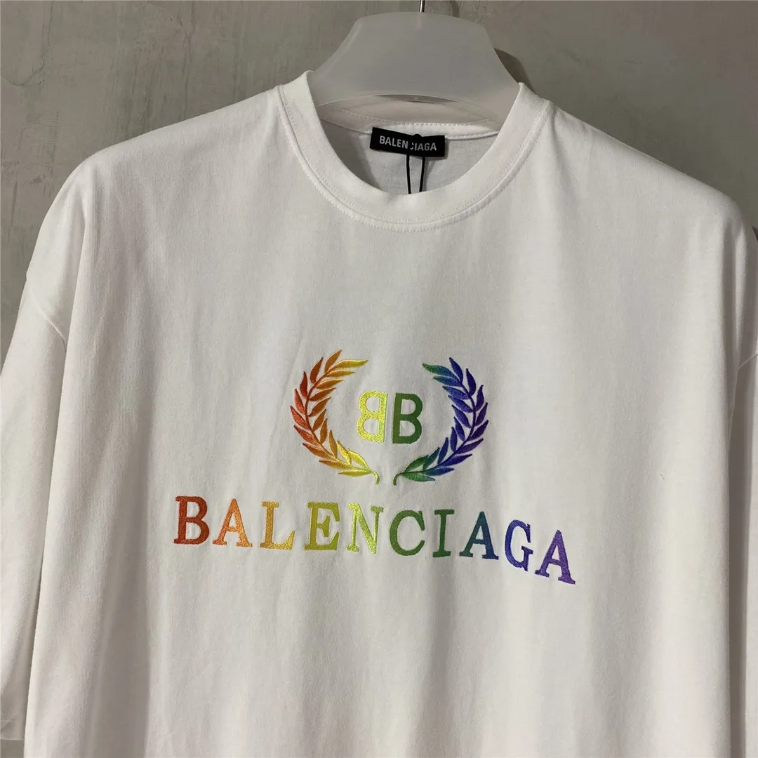 [Top tested version] Balenciag Balenciag rainbow 🌈 embroidered gradient wheat short sleeves. The original version is consistent with 32S. 280 grams of fabric. The printing process is embroidered first. White cotton yarn is used as the embroidery base, and then digitally printed on the embroidery. High-density 10,000-needle embroidery blends the brightness and saturation of the color of the letters. Full set of packaging. Guaranteed accessories. Packaging. Glossy paper. Main label. Wash water mark. Lanyard. Tag. Pin. Same as the counter Color: White Size: XS-L P:270