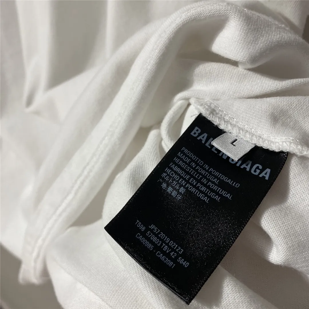 [Top tested version] Balenciag Balenciag rainbow 🌈 embroidered gradient wheat short sleeves. The original version is consistent with 32S. 280 grams of fabric. The printing process is embroidered first. White cotton yarn is used as the embroidery base, and then digitally printed on the embroidery. High-density 10,000-needle embroidery blends the brightness and saturation of the color of the letters. Full set of packaging. Guaranteed accessories. Packaging. Glossy paper. Main label. Wash water mark. Lanyard. Tag. Pin. Same as the counter Color: White Size: XS-L P:270