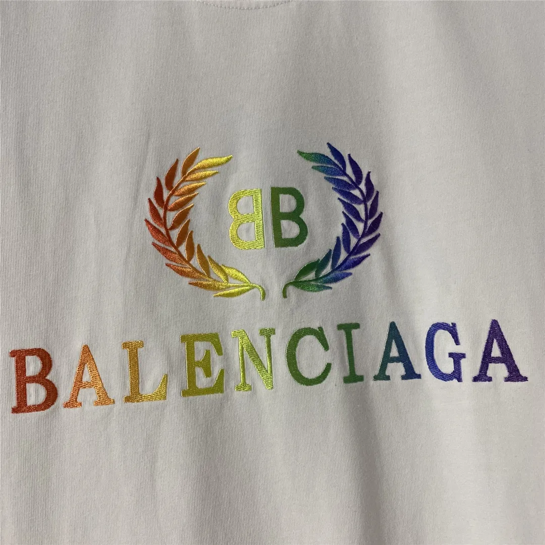 [Top tested version] Balenciag Balenciag rainbow 🌈 embroidered gradient wheat short sleeves. The original version is consistent with 32S. 280 grams of fabric. The printing process is embroidered first. White cotton yarn is used as the embroidery base, and then digitally printed on the embroidery. High-density 10,000-needle embroidery blends the brightness and saturation of the color of the letters. Full set of packaging. Guaranteed accessories. Packaging. Glossy paper. Main label. Wash water mark. Lanyard. Tag. Pin. Same as the counter Color: White Size: XS-L P:270