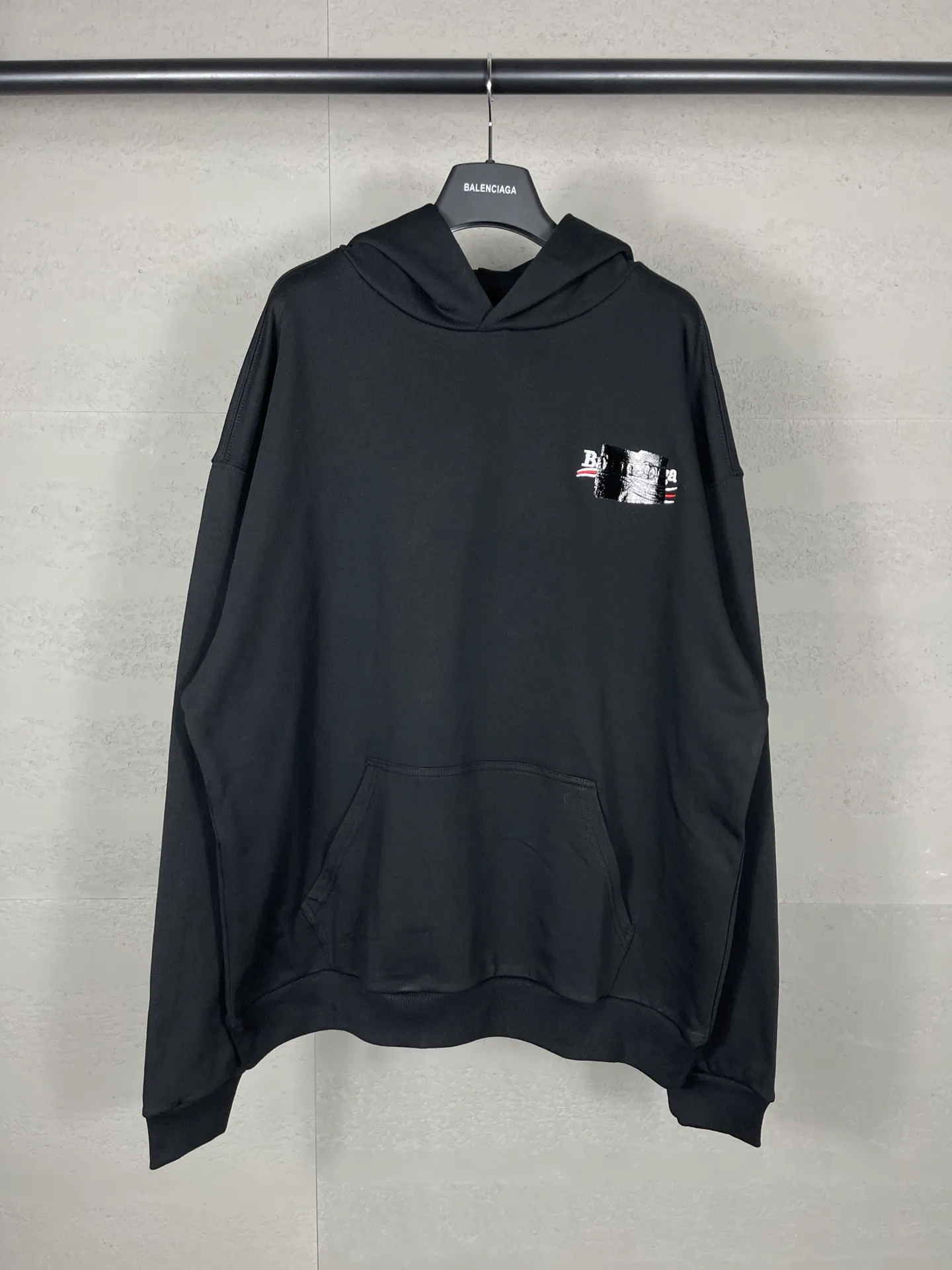 🅿️310 Actual pictures [Top version. Official website quality] BALENCI*GA/Paris #Classic. Coke embroidered black tape hooded sweatshirt. The fabric is made of Paris ZP custom-woven and dyed cotton sweatshirt. The weight is 450 grams. The cloth surface is clean. The cloth pattern is clear, soft and comfortable. The color fastness is good. It is not easy to change color. The threads are dyed with no color difference. The classic pattern embroidery uses an imported embroidery machine, and the embroidery thread color is based on the original color. It is produced based on the pictures in the Jubie market. The letters are clear. The three-dimensional effect is strong. The embroidered flowers are laminated on the finished product. The version adopts OS loose shoulder design. Same style for men and women. Code: BL238058 Color: black, off-white, smoky gray, red, brown Size: XS S M L