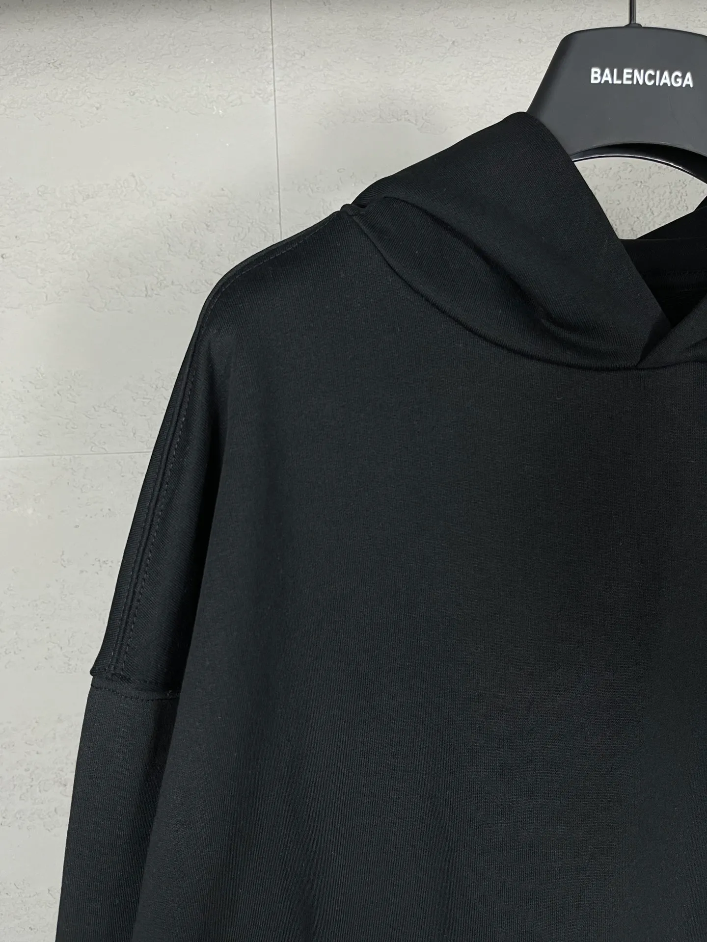 🅿️310 Actual pictures [Top version. Official website quality] BALENCI*GA/Paris #Classic. Coke embroidered black tape hooded sweatshirt. The fabric is made of Paris ZP custom-woven and dyed cotton sweatshirt. The weight is 450 grams. The cloth surface is clean. The cloth pattern is clear, soft and comfortable. The color fastness is good. It is not easy to change color. The threads are dyed with no color difference. The classic pattern embroidery uses an imported embroidery machine, and the embroidery thread color is based on the original color. It is produced based on the pictures in the Jubie market. The letters are clear. The three-dimensional effect is strong. The embroidered flowers are laminated on the finished product. The version adopts OS loose shoulder design. Same style for men and women. Code: BL238058 Color: black, off-white, smoky gray, red, brown Size: XS S M L