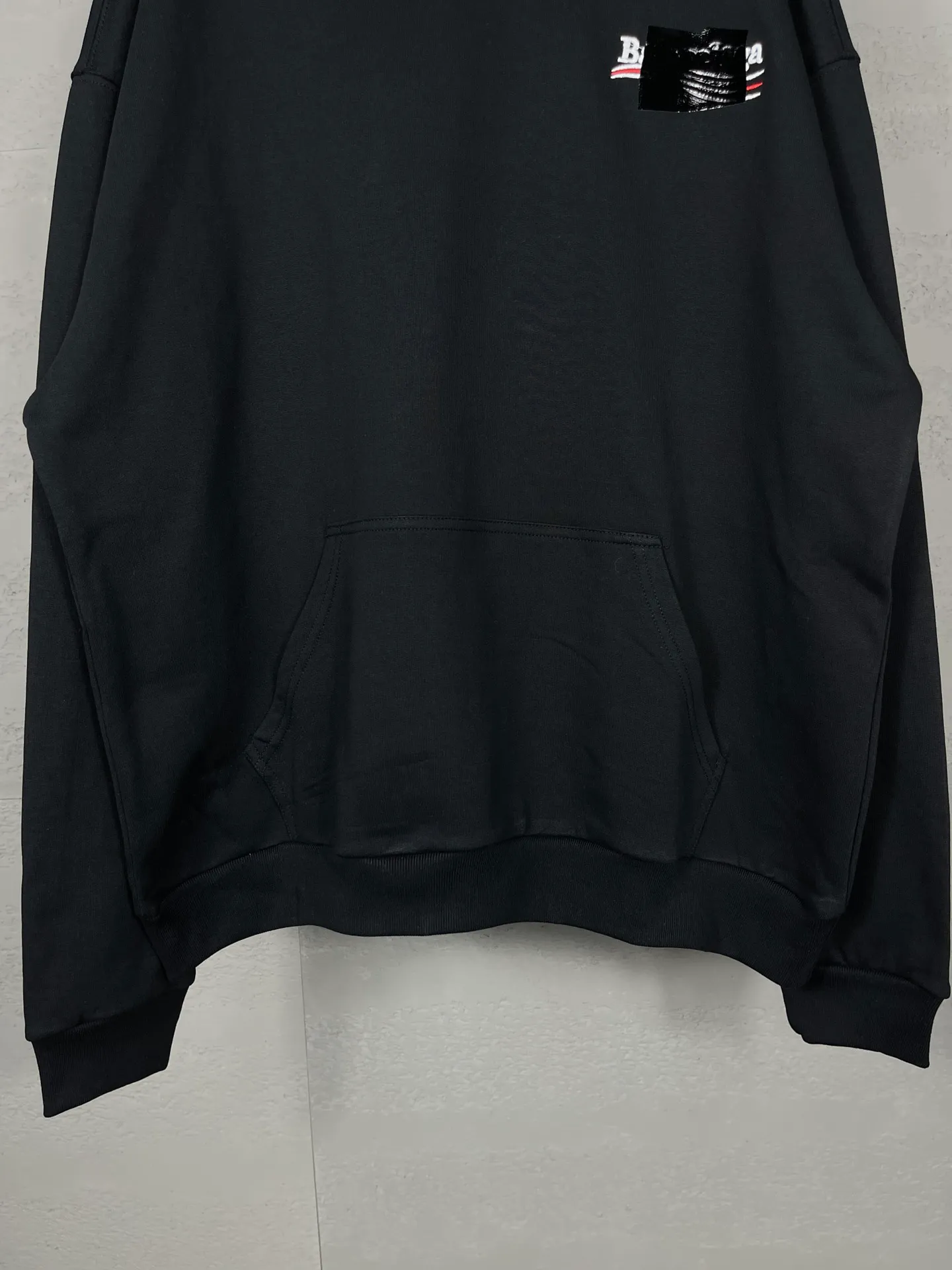 🅿️310 Actual pictures [Top version. Official website quality] BALENCI*GA/Paris #Classic. Coke embroidered black tape hooded sweatshirt. The fabric is made of Paris ZP custom-woven and dyed cotton sweatshirt. The weight is 450 grams. The cloth surface is clean. The cloth pattern is clear, soft and comfortable. The color fastness is good. It is not easy to change color. The threads are dyed with no color difference. The classic pattern embroidery uses an imported embroidery machine, and the embroidery thread color is based on the original color. It is produced based on the pictures in the Jubie market. The letters are clear. The three-dimensional effect is strong. The embroidered flowers are laminated on the finished product. The version adopts OS loose shoulder design. Same style for men and women. Code: BL238058 Color: black, off-white, smoky gray, red, brown Size: XS S M L
