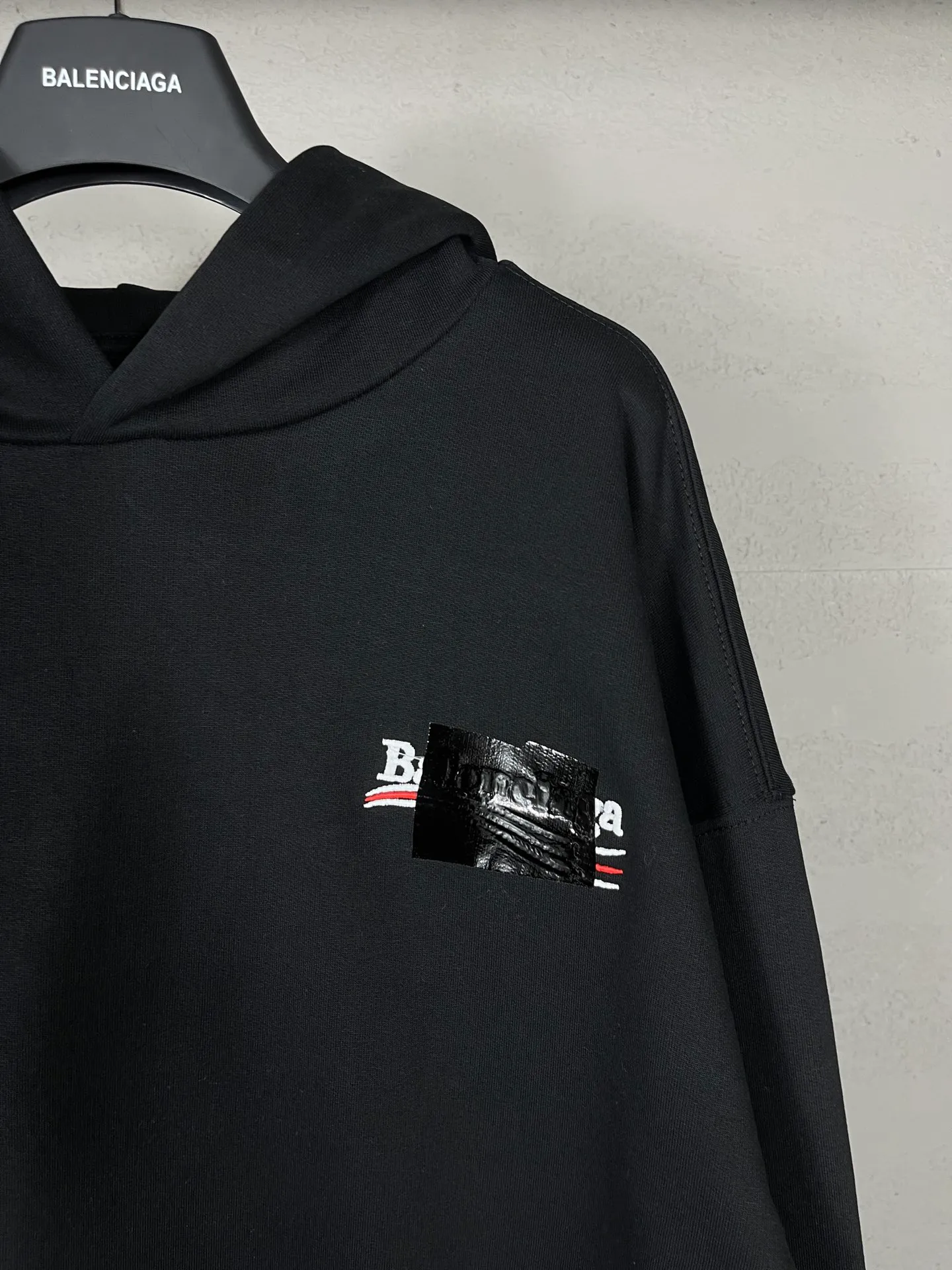 🅿️310 Actual pictures [Top version. Official website quality] BALENCI*GA/Paris #Classic. Coke embroidered black tape hooded sweatshirt. The fabric is made of Paris ZP custom-woven and dyed cotton sweatshirt. The weight is 450 grams. The cloth surface is clean. The cloth pattern is clear, soft and comfortable. The color fastness is good. It is not easy to change color. The threads are dyed with no color difference. The classic pattern embroidery uses an imported embroidery machine, and the embroidery thread color is based on the original color. It is produced based on the pictures in the Jubie market. The letters are clear. The three-dimensional effect is strong. The embroidered flowers are laminated on the finished product. The version adopts OS loose shoulder design. Same style for men and women. Code: BL238058 Color: black, off-white, smoky gray, red, brown Size: XS S M L