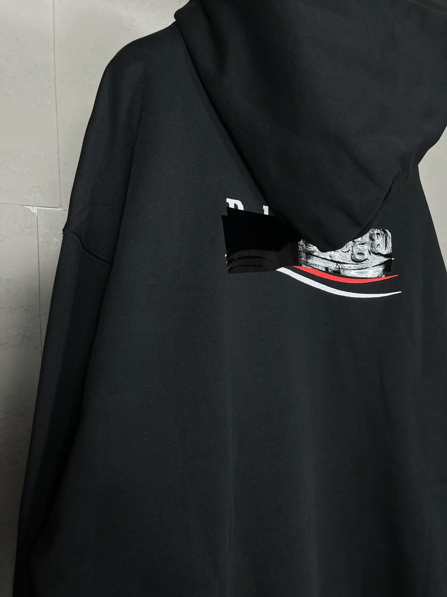🅿️310 Actual pictures [Top version. Official website quality] BALENCI*GA/Paris #Classic. Coke embroidered black tape hooded sweatshirt. The fabric is made of Paris ZP custom-woven and dyed cotton sweatshirt. The weight is 450 grams. The cloth surface is clean. The cloth pattern is clear, soft and comfortable. The color fastness is good. It is not easy to change color. The threads are dyed with no color difference. The classic pattern embroidery uses an imported embroidery machine, and the embroidery thread color is based on the original color. It is produced based on the pictures in the Jubie market. The letters are clear. The three-dimensional effect is strong. The embroidered flowers are laminated on the finished product. The version adopts OS loose shoulder design. Same style for men and women. Code: BL238058 Color: black, off-white, smoky gray, red, brown Size: XS S M L