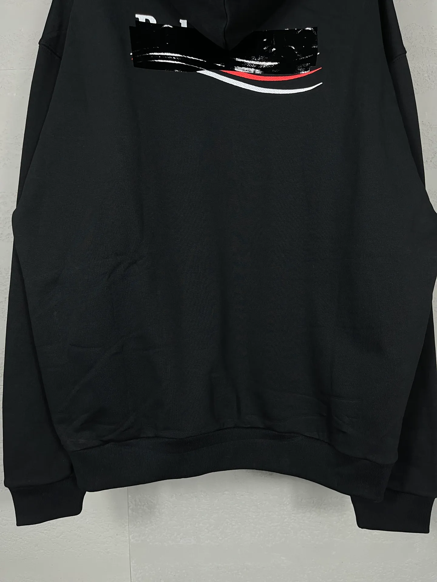 🅿️310 Actual pictures [Top version. Official website quality] BALENCI*GA/Paris #Classic. Coke embroidered black tape hooded sweatshirt. The fabric is made of Paris ZP custom-woven and dyed cotton sweatshirt. The weight is 450 grams. The cloth surface is clean. The cloth pattern is clear, soft and comfortable. The color fastness is good. It is not easy to change color. The threads are dyed with no color difference. The classic pattern embroidery uses an imported embroidery machine, and the embroidery thread color is based on the original color. It is produced based on the pictures in the Jubie market. The letters are clear. The three-dimensional effect is strong. The embroidered flowers are laminated on the finished product. The version adopts OS loose shoulder design. Same style for men and women. Code: BL238058 Color: black, off-white, smoky gray, red, brown Size: XS S M L