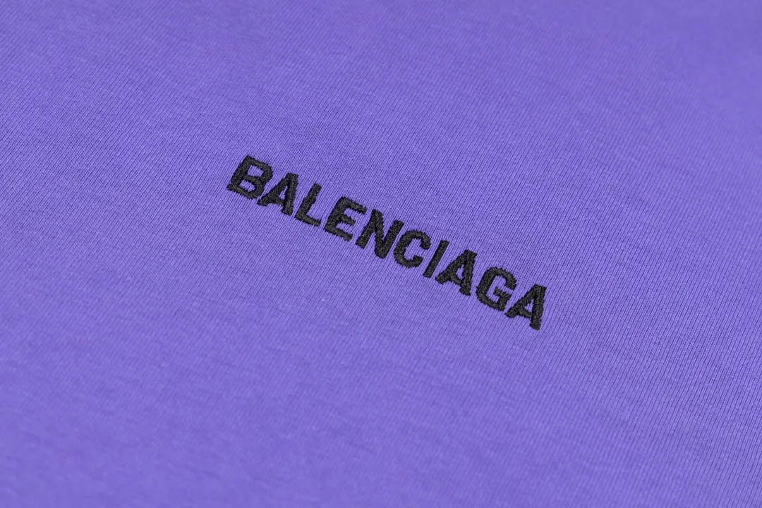 🅿️166 Detailed pictures [Top version. Official website quality] BALENCI*GA/Paris #Classic style. Classic letter embroidered short-sleeved T-shirt on the front and back #2023 spring and summer brick cabinet synchronization.                       The fabric is made of Paris ZP custom-woven and dyed cotton double yarn, weighing 260 grams. The cloth surface is clean. The cloth pattern is clear, soft and comfortable. The threads are dyed with no color difference. The classic letters are embroidered with an imported embroidery machine. The letters are clear and the effect is three-dimensional, restoring the brick cabinet. The version adopts the OS loose shoulder style. Same style for men and women. Coding: BL223006 Color: smoke gray, purple, light green, peacock blue, black, rice coffee, gray green Size: XS S M L