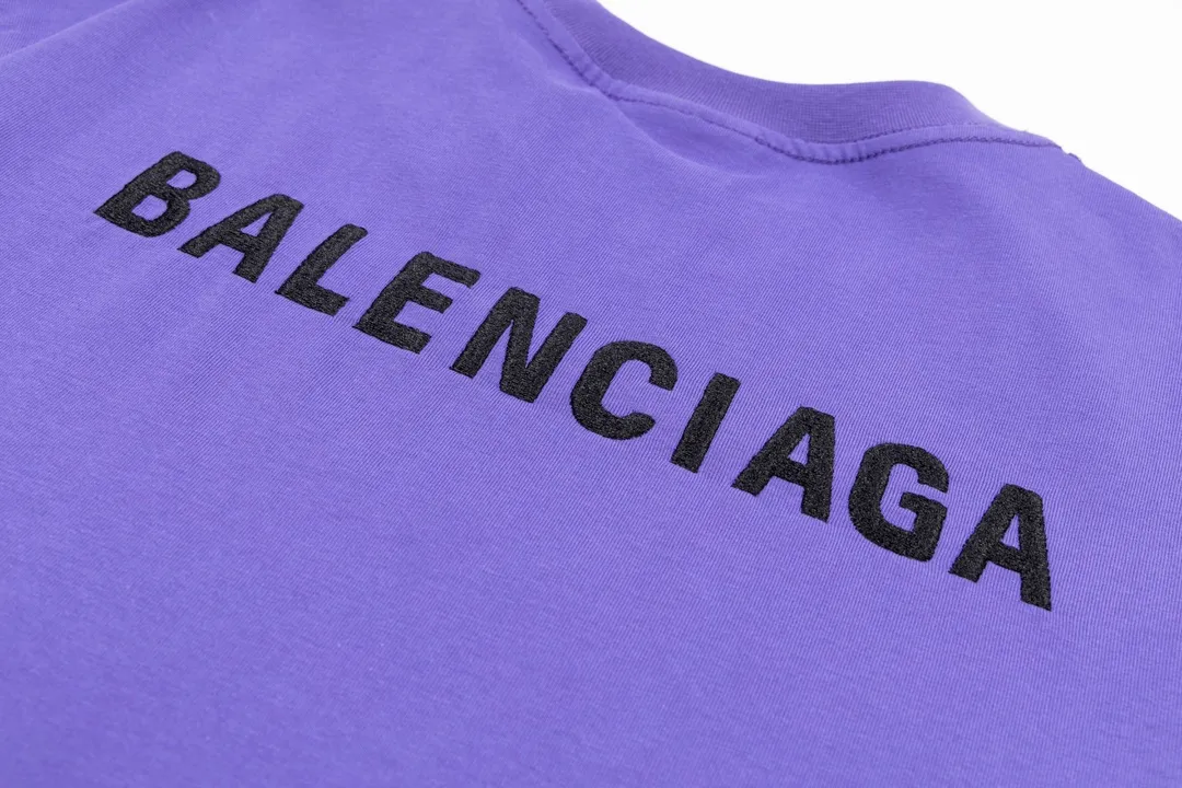 🅿️166 Detailed pictures [Top version. Official website quality] BALENCI*GA/Paris #Classic style. Classic letter embroidered short-sleeved T-shirt on the front and back #2023 spring and summer brick cabinet synchronization.                       The fabric is made of Paris ZP custom-woven and dyed cotton double yarn, weighing 260 grams. The cloth surface is clean. The cloth pattern is clear, soft and comfortable. The threads are dyed with no color difference. The classic letters are embroidered with an imported embroidery machine. The letters are clear and the effect is three-dimensional, restoring the brick cabinet. The version adopts the OS loose shoulder style. Same style for men and women. Coding: BL223006 Color: smoke gray, purple, light green, peacock blue, black, rice coffee, gray green Size: XS S M L