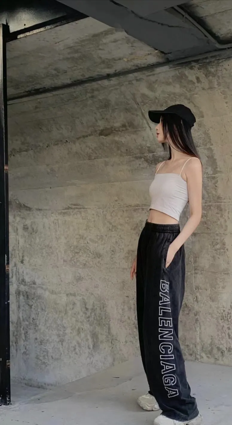 ♻️💯Upper body reference model picture❤️ Top version Balenciaga BLCG 23SS new side embroidered trousers, loose fit, same style for men and women. Color: black Size: XS S M L P: 376