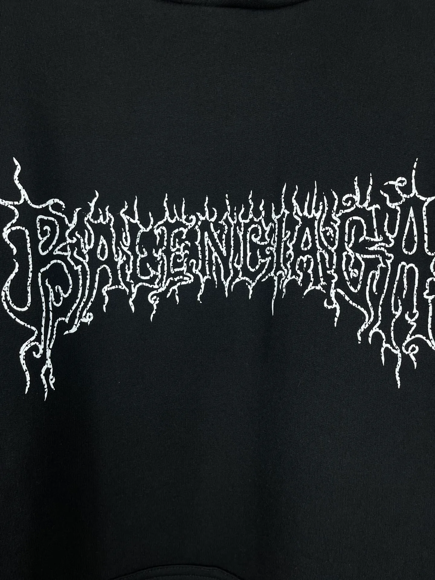 🅿️320 real photos [Top version. Official website quality] BALENCI*GA/Paris. 2024 new style flame letter LOGO destruction printed short-sleeved T-shirt. Brick cabinets are synchronized. Genuine products are developed at the first time, and you can print and compare! The fabric is made of Paris ZP custom-woven and dyed cotton sweatshirt. Weighing 460 grams, the cloth surface is clean. The cloth pattern is clear, soft and comfortable. The threads are dyed with no color difference. The classic LOGO is printed using environmentally friendly imported materials, with clear pattern letters and a three-dimensional effect. Restore the brick cabinet. Different market currency, welcome to compare, the version adopts OS loose shoulder version. Same style for men and women Coding: BL238923 Color: Black Size: XS S M L