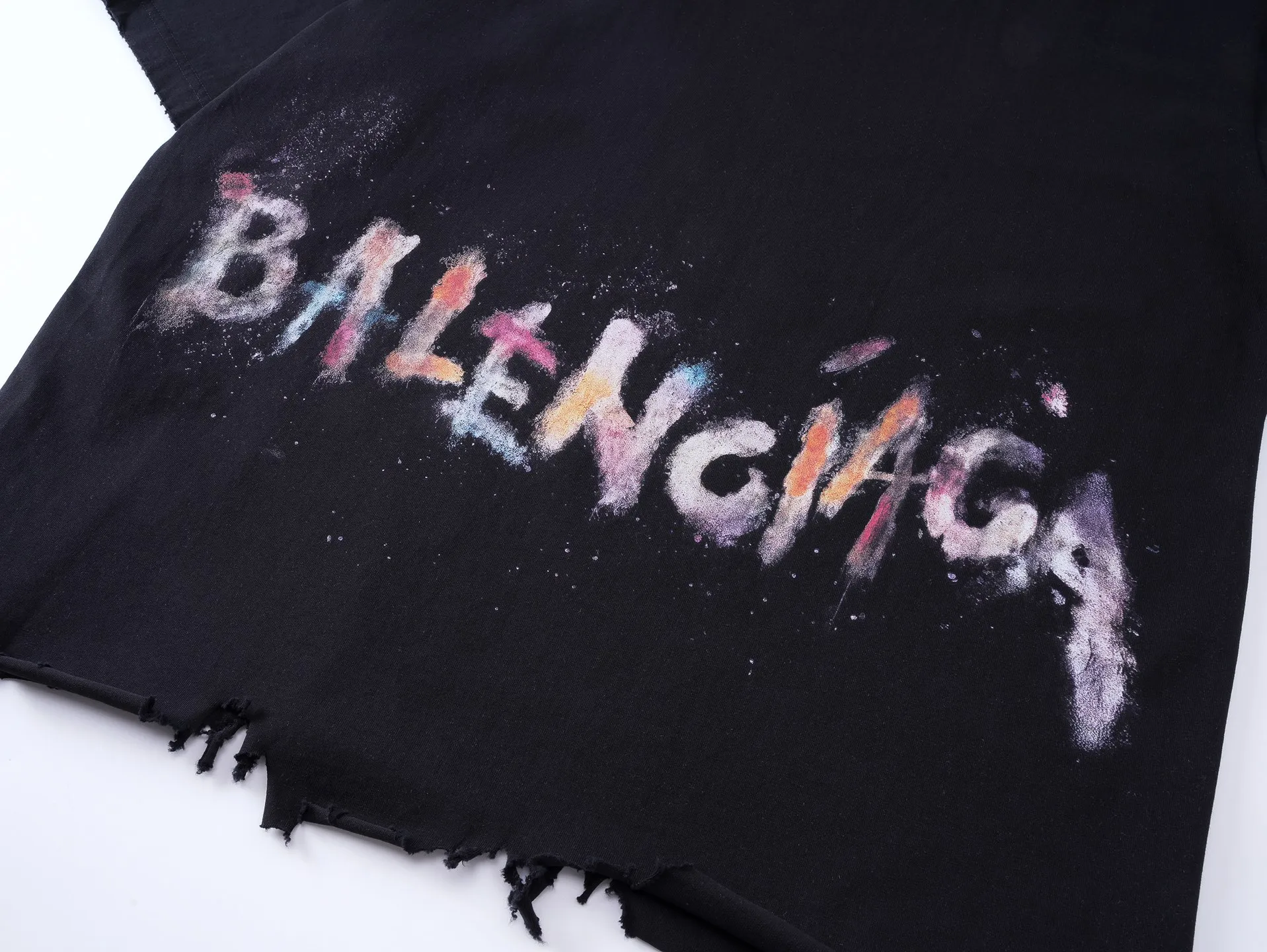 🅿️180 real photos [Top version. Official website quality] BALENCI*GA/25 new model. The front has a classic pattern of graffiti and embroidered wheat ears, and the letters on the back are hand-painted graffiti colors that collide with the old short-sleeved T-shirt # SS25, the latest style. Research and development at the first time, different market currencies. Comparisons welcome. The fabric is made of Paris ZP custom-woven and dyed cotton double yarn. Weighing 260 grams, the cloth surface is clean. The cloth pattern is clear, soft and comfortable. The threads are dyed with no color difference. The embroidery is embroidered using an imported Tajima computer embroidery machine, and the letters are hand-painted with graffiti colors on the back. Jubie market currency. Welcome to compare. The version adopts OS loose shoulder design. Same style for men and women. Code: BL253681 Color: black, pink Size: XS S M L