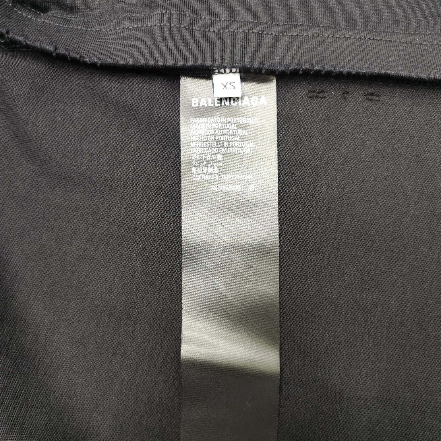 [New] Top version - BALENCIAGA - Bien foam printed round neck short sleeves, original development of custom-woven fabric technology and washed treatment. High gram weight 280 grams of fabric, full texture, clean cloth, soft and comfortable. Solona thread custom dyeing without color difference. Retro jersey fabric, unisex style, round neck short sleeves, front decorated with not been done art prints, destroyed washed fade effect, retro jersey fabric, using 15s fine cotton plain weave; matching 32s double yarn rack thread. Fine cotton fabrics usually have better moisture absorption, breathability, warmth retention and wear resistance, and are also softer and smoother. Vintage cotton fabric is a relatively thick cotton fabric with a retro-style tone, and has been carefully processed and processed to have excellent texture and performance. Due to fine processing, the fine cotton fabric is relatively light and thin, feels soft and comfortable, and fits the skin very well when worn. The front is decorated with not been done artwork printing, strong fastness anti-sublimation multi-color suede foam printing is a special printing process designed to provide high-strength printing effect and prevent color sublimation and diffusion. Made through precise formula and controlled process, it not only provides rich and full color effects, but also meets the fastness requirements, ensuring that it will not fade or be damaged easily. The foaming pulp has excellent foaming performance and can form a unique suede effect, which increases the softness and elasticity of the printing surface and makes the colors more vivid and layered. Drying and fixing are done through processes such as specific heating or UV curing. Make sure that the foaming pulp is tightly combined with the fabric to form a strong and elastic thin layer. High collar, oversize loose fit, oversize loose silhouette design, basic round neckline with dropped shoulder line, vertical pit woven code from top to bottom, collar, cuffs, and hem all have ruffles, and sleeve length is longer to highlight the details. The thickness of the ready-made garment is the same as the original version, and it is additionally shaped to make the upper body wider and not easily deformed. Color: pink black active white code number: XS-L P: 300