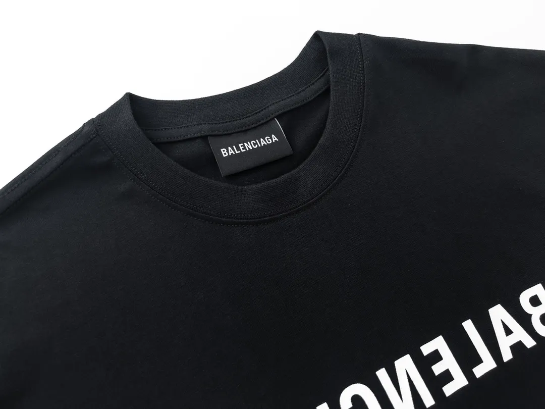 🅿️166 Detailed picture [Top version. Official website quality] BALENCI*GA/Paris BALENCI*GA# 2023 spring and summer new style, positive printed reverse mirror LOGO short-sleeved T-shirt. 2023 spring and summer new product. Brick cabinet synchronization. The fabric is made of Paris ZP custom-woven and dyed 100% cotton double yarn compact cotton. The weight is 260 grams, the cloth surface is clean. The cloth pattern is clear. Soft and comfortable. Good color fastness. Not easy to change color. The threads are woven and dyed with no color difference. The printing uses imported environmentally friendly rubber paddles, precision stencils, fine LOGO letters, clear letters, no burrs, and a three-dimensional effect. Restore brick cabinet. The version adopts OS loose shoulder version. Same style for men and women. Code: BL223081 Color: black, light gray, red. Size: XS to L