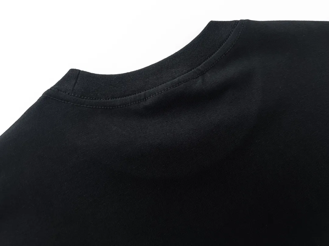 🅿️166 Detailed picture [Top version. Official website quality] BALENCI*GA/Paris BALENCI*GA# 2023 spring and summer new style, positive printed reverse mirror LOGO short-sleeved T-shirt. 2023 spring and summer new product. Brick cabinet synchronization. The fabric is made of Paris ZP custom-woven and dyed 100% cotton double yarn compact cotton. The weight is 260 grams, the cloth surface is clean. The cloth pattern is clear. Soft and comfortable. Good color fastness. Not easy to change color. The threads are woven and dyed with no color difference. The printing uses imported environmentally friendly rubber paddles, precision stencils, fine LOGO letters, clear letters, no burrs, and a three-dimensional effect. Restore brick cabinet. The version adopts OS loose shoulder version. Same style for men and women. Code: BL223081 Color: black, light gray, red. Size: XS to L