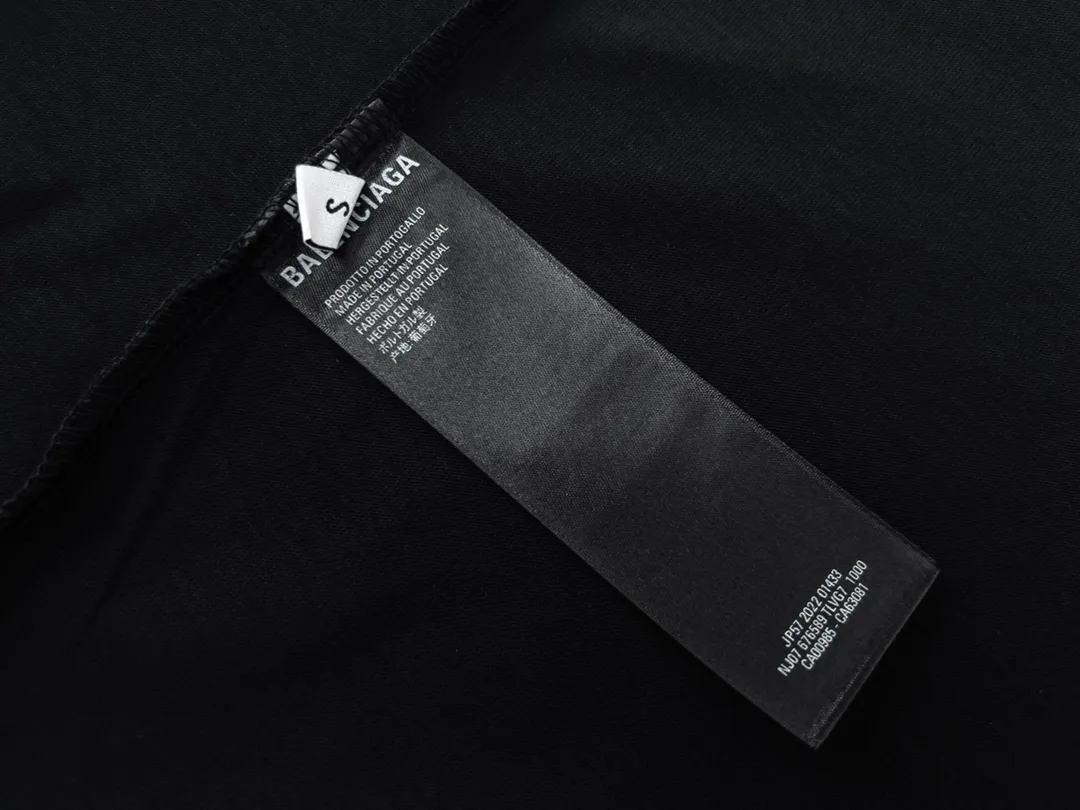 🅿️166 Detailed picture [Top version. Official website quality] BALENCI*GA/Paris BALENCI*GA# 2023 spring and summer new style, positive printed reverse mirror LOGO short-sleeved T-shirt. 2023 spring and summer new product. Brick cabinet synchronization. The fabric is made of Paris ZP custom-woven and dyed 100% cotton double yarn compact cotton. The weight is 260 grams, the cloth surface is clean. The cloth pattern is clear. Soft and comfortable. Good color fastness. Not easy to change color. The threads are woven and dyed with no color difference. The printing uses imported environmentally friendly rubber paddles, precision stencils, fine LOGO letters, clear letters, no burrs, and a three-dimensional effect. Restore brick cabinet. The version adopts OS loose shoulder version. Same style for men and women. Code: BL223081 Color: black, light gray, red. Size: XS to L