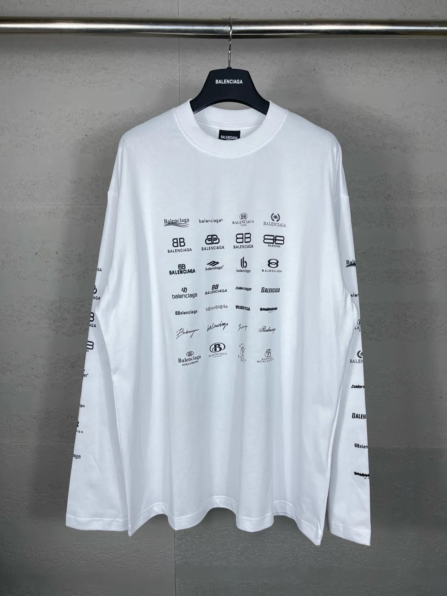 🅿️200 real photos [Top version. Official website quality] BALENCI*GA/Paris BALENCI*GA# 2024 spring and summer new style, printed with classic LOGO collection long-sleeved T-shirt. 2024 spring and summer new product. Brick cabinet synchronization. Welcome to compare. The fabric is made of Paris ZP custom-woven and dyed 100% cotton double yarn compact cotton. The weight is 260 grams, the cloth surface is clean, the cloth texture is clear, soft and comfortable. The color fastness is good. It is not easy to change color. The threads are woven and dyed with no color difference. The printing uses imported environmentally friendly rubber paddles, precision stencils, fine LOGO letters, clear letters, no burrs, and a three-dimensional effect. Restore brick cabinet. The version adopts OS loose shoulder style. Same style for men and women. Code: BL225005 Color: black, beige, pink, smoky gray, white Size: XS S M L