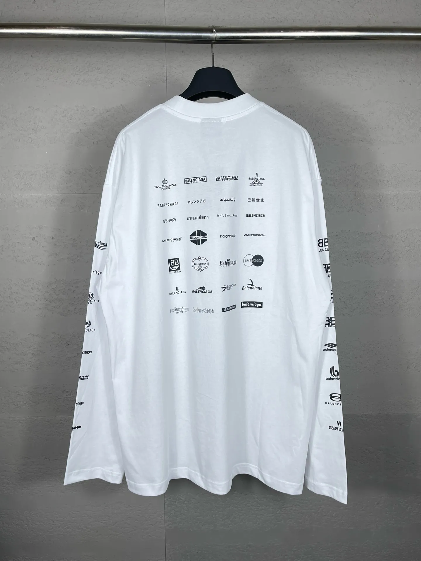 🅿️200 real photos [Top version. Official website quality] BALENCI*GA/Paris BALENCI*GA# 2024 spring and summer new style, printed with classic LOGO collection long-sleeved T-shirt. 2024 spring and summer new product. Brick cabinet synchronization. Welcome to compare. The fabric is made of Paris ZP custom-woven and dyed 100% cotton double yarn compact cotton. The weight is 260 grams, the cloth surface is clean, the cloth texture is clear, soft and comfortable. The color fastness is good. It is not easy to change color. The threads are woven and dyed with no color difference. The printing uses imported environmentally friendly rubber paddles, precision stencils, fine LOGO letters, clear letters, no burrs, and a three-dimensional effect. Restore brick cabinet. The version adopts OS loose shoulder style. Same style for men and women. Code: BL225005 Color: black, beige, pink, smoky gray, white Size: XS S M L
