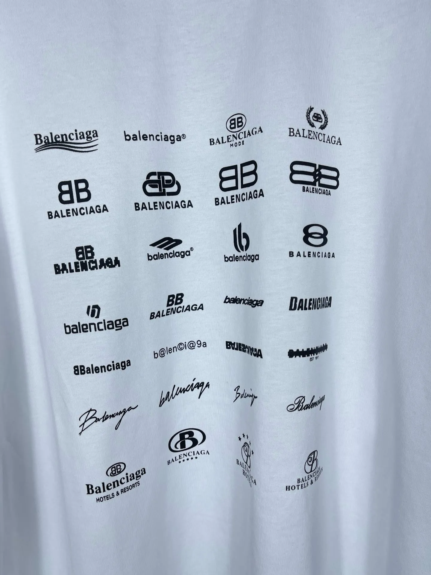 🅿️200 real photos [Top version. Official website quality] BALENCI*GA/Paris BALENCI*GA# 2024 spring and summer new style, printed with classic LOGO collection long-sleeved T-shirt. 2024 spring and summer new product. Brick cabinet synchronization. Welcome to compare. The fabric is made of Paris ZP custom-woven and dyed 100% cotton double yarn compact cotton. The weight is 260 grams, the cloth surface is clean, the cloth texture is clear, soft and comfortable. The color fastness is good. It is not easy to change color. The threads are woven and dyed with no color difference. The printing uses imported environmentally friendly rubber paddles, precision stencils, fine LOGO letters, clear letters, no burrs, and a three-dimensional effect. Restore brick cabinet. The version adopts OS loose shoulder style. Same style for men and women. Code: BL225005 Color: black, beige, pink, smoky gray, white Size: XS S M L