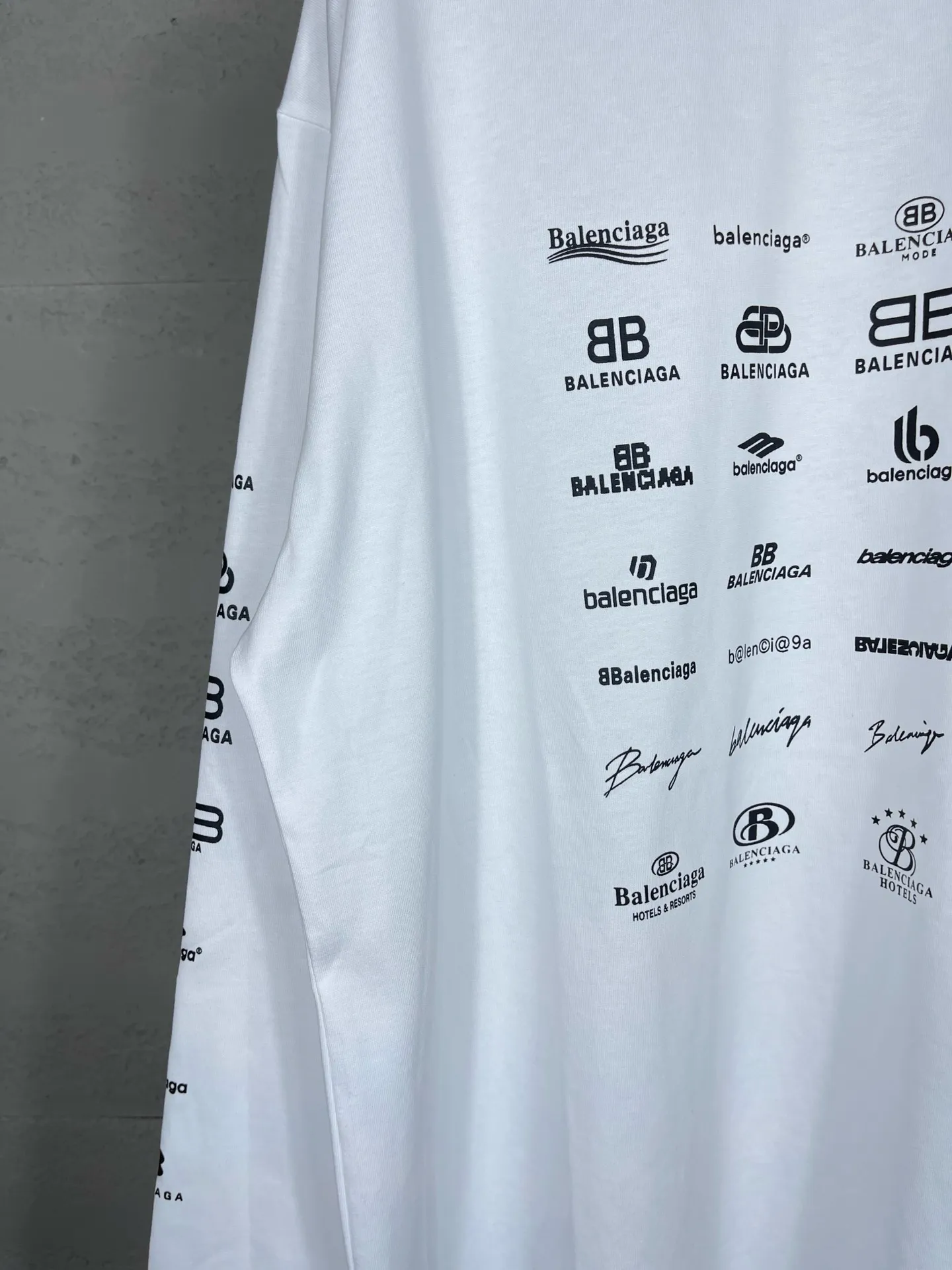 🅿️200 real photos [Top version. Official website quality] BALENCI*GA/Paris BALENCI*GA# 2024 spring and summer new style, printed with classic LOGO collection long-sleeved T-shirt. 2024 spring and summer new product. Brick cabinet synchronization. Welcome to compare. The fabric is made of Paris ZP custom-woven and dyed 100% cotton double yarn compact cotton. The weight is 260 grams, the cloth surface is clean, the cloth texture is clear, soft and comfortable. The color fastness is good. It is not easy to change color. The threads are woven and dyed with no color difference. The printing uses imported environmentally friendly rubber paddles, precision stencils, fine LOGO letters, clear letters, no burrs, and a three-dimensional effect. Restore brick cabinet. The version adopts OS loose shoulder style. Same style for men and women. Code: BL225005 Color: black, beige, pink, smoky gray, white Size: XS S M L