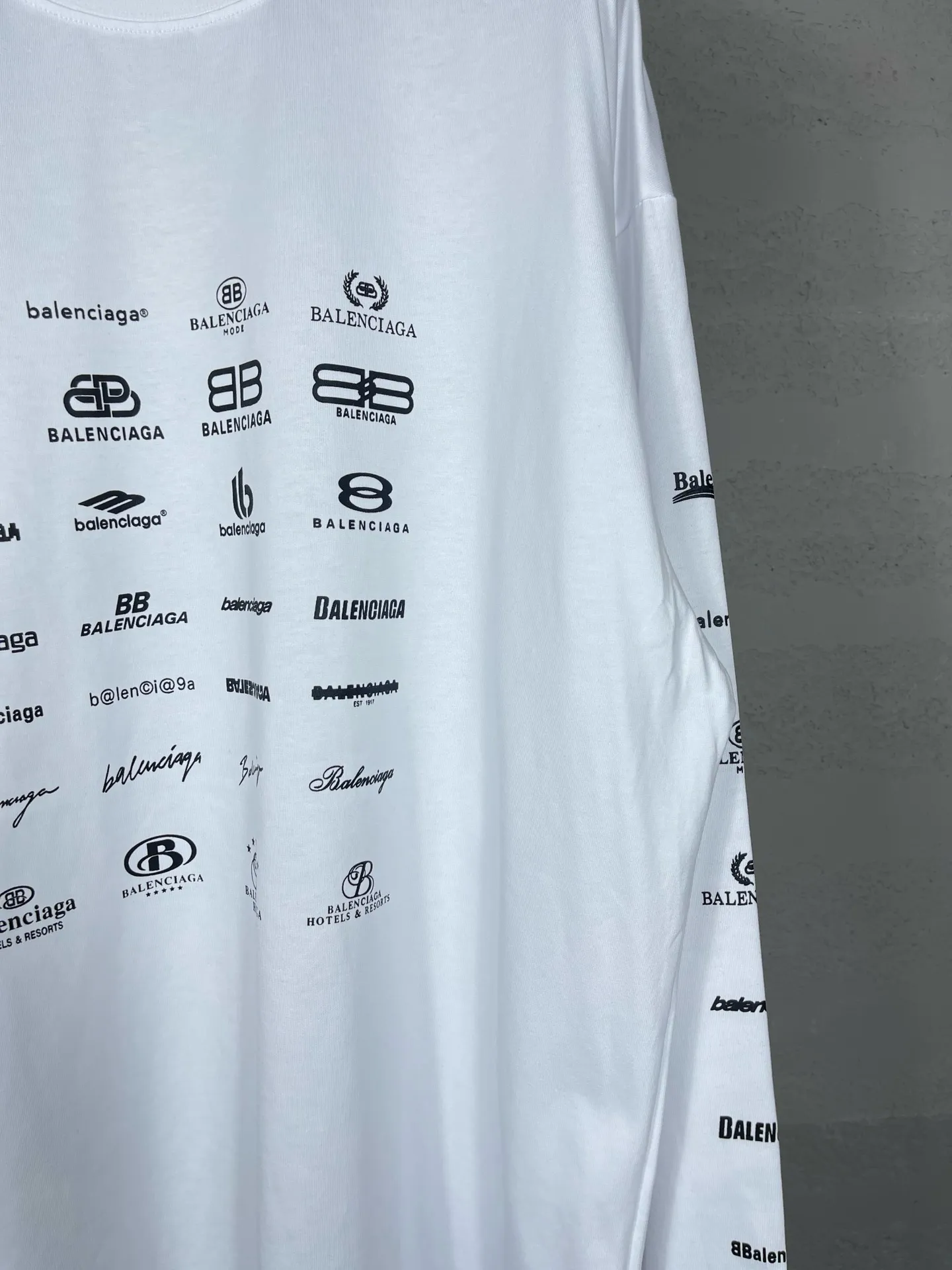 🅿️200 real photos [Top version. Official website quality] BALENCI*GA/Paris BALENCI*GA# 2024 spring and summer new style, printed with classic LOGO collection long-sleeved T-shirt. 2024 spring and summer new product. Brick cabinet synchronization. Welcome to compare. The fabric is made of Paris ZP custom-woven and dyed 100% cotton double yarn compact cotton. The weight is 260 grams, the cloth surface is clean, the cloth texture is clear, soft and comfortable. The color fastness is good. It is not easy to change color. The threads are woven and dyed with no color difference. The printing uses imported environmentally friendly rubber paddles, precision stencils, fine LOGO letters, clear letters, no burrs, and a three-dimensional effect. Restore brick cabinet. The version adopts OS loose shoulder style. Same style for men and women. Code: BL225005 Color: black, beige, pink, smoky gray, white Size: XS S M L