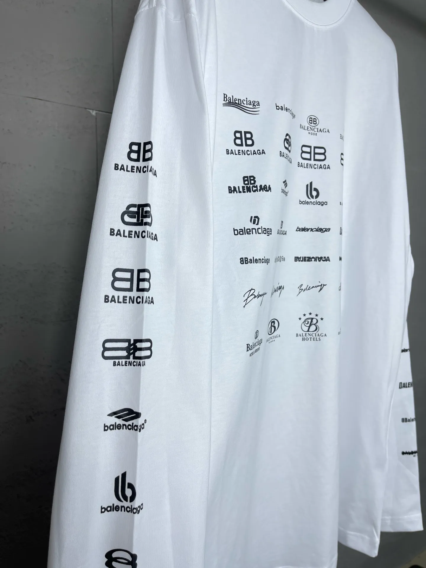 🅿️200 real photos [Top version. Official website quality] BALENCI*GA/Paris BALENCI*GA# 2024 spring and summer new style, printed with classic LOGO collection long-sleeved T-shirt. 2024 spring and summer new product. Brick cabinet synchronization. Welcome to compare. The fabric is made of Paris ZP custom-woven and dyed 100% cotton double yarn compact cotton. The weight is 260 grams, the cloth surface is clean, the cloth texture is clear, soft and comfortable. The color fastness is good. It is not easy to change color. The threads are woven and dyed with no color difference. The printing uses imported environmentally friendly rubber paddles, precision stencils, fine LOGO letters, clear letters, no burrs, and a three-dimensional effect. Restore brick cabinet. The version adopts OS loose shoulder style. Same style for men and women. Code: BL225005 Color: black, beige, pink, smoky gray, white Size: XS S M L