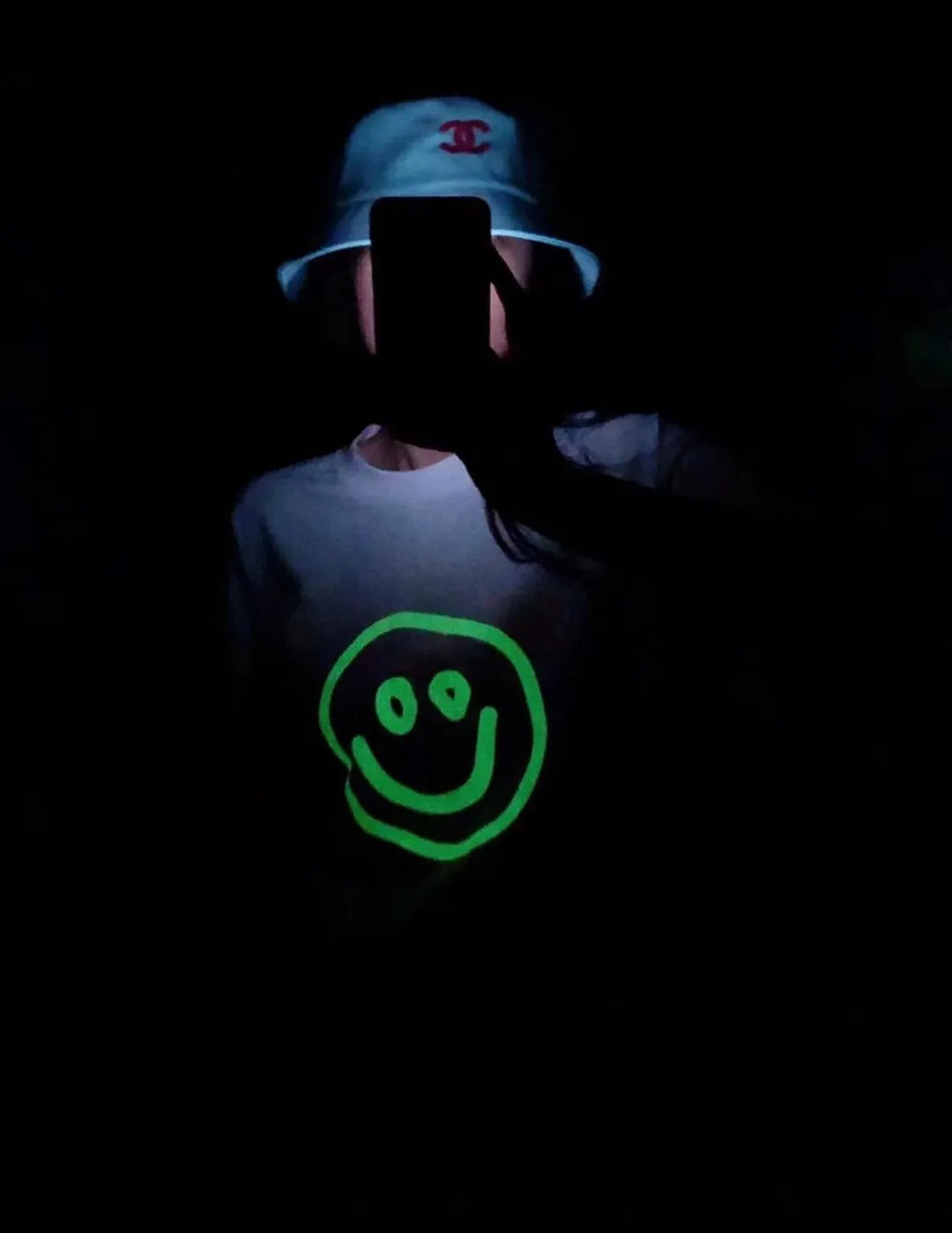 ♻️💯Refer to the model picture for the upper body❤️The top tested version BALENCIAGA fluorescent smiling face pure cotton loose-fitting trendy brand short sleeves for men and women couples. First of all, I would like to express my sincere blessings to all partners through this single product. May all your wishes come true in 2022 and your smile will always be on. This print has a fluorescent effect, and the print will be exposed to light or. The fluorescent effect will appear under the circumstances, and it will be more obvious at night, especially in the bar. It will definitely look like a handsome boy or girl! The printing process uses luminous offset printing. The fluorescent powder imported from Japan is added to the glue, which blends well with the glue and generates heat. When heated into water, it will not bubble or fall off. Original craftsmanship, ZP synchronization. The back printing adopts Japanese Tajima embroidery machine, which has high embroidery precision, no skipping and breakage, and cherry blossom thread guarantee. A full set of customized accessories, tags, washing, and packaging are consistent with the original ones. Color: black and white Size: XS-L P:250