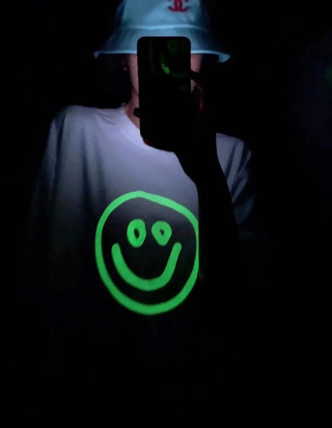 ♻️💯Refer to the model picture for the upper body❤️The top tested version BALENCIAGA fluorescent smiling face pure cotton loose-fitting trendy brand short sleeves for men and women couples. First of all, I would like to express my sincere blessings to all partners through this single product. May all your wishes come true in 2022 and your smile will always be on. This print has a fluorescent effect, and the print will be exposed to light or. The fluorescent effect will appear under the circumstances, and it will be more obvious at night, especially in the bar. It will definitely look like a handsome boy or girl! The printing process uses luminous offset printing. The fluorescent powder imported from Japan is added to the glue, which blends well with the glue and generates heat. When heated into water, it will not bubble or fall off. Original craftsmanship, ZP synchronization. The back printing adopts Japanese Tajima embroidery machine, which has high embroidery precision, no skipping and breakage, and cherry blossom thread guarantee. A full set of customized accessories, tags, washing, and packaging are consistent with the original ones. Color: black and white Size: XS-L P:250