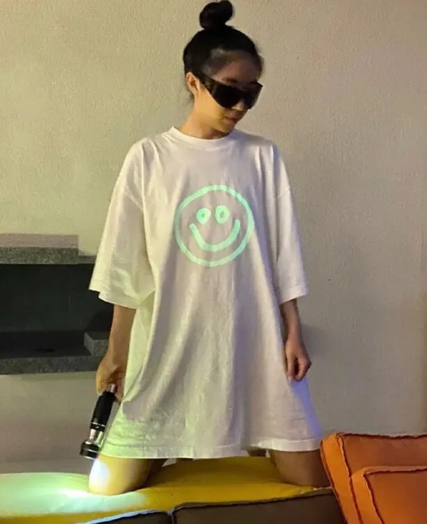 ♻️💯Refer to the model picture for the upper body❤️The top tested version BALENCIAGA fluorescent smiling face pure cotton loose-fitting trendy brand short sleeves for men and women couples. First of all, I would like to express my sincere blessings to all partners through this single product. May all your wishes come true in 2022 and your smile will always be on. This print has a fluorescent effect, and the print will be exposed to light or. The fluorescent effect will appear under the circumstances, and it will be more obvious at night, especially in the bar. It will definitely look like a handsome boy or girl! The printing process uses luminous offset printing. The fluorescent powder imported from Japan is added to the glue, which blends well with the glue and generates heat. When heated into water, it will not bubble or fall off. Original craftsmanship, ZP synchronization. The back printing adopts Japanese Tajima embroidery machine, which has high embroidery precision, no skipping and breakage, and cherry blossom thread guarantee. A full set of customized accessories, tags, washing, and packaging are consistent with the original ones. Color: black and white Size: XS-L P:250