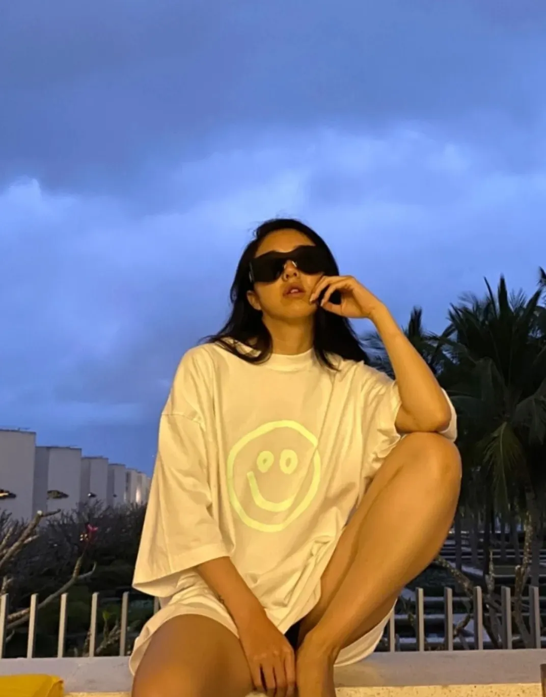 ♻️💯Refer to the model picture for the upper body❤️The top tested version BALENCIAGA fluorescent smiling face pure cotton loose-fitting trendy brand short sleeves for men and women couples. First of all, I would like to express my sincere blessings to all partners through this single product. May all your wishes come true in 2022 and your smile will always be on. This print has a fluorescent effect, and the print will be exposed to light or. The fluorescent effect will appear under the circumstances, and it will be more obvious at night, especially in the bar. It will definitely look like a handsome boy or girl! The printing process uses luminous offset printing. The fluorescent powder imported from Japan is added to the glue, which blends well with the glue and generates heat. When heated into water, it will not bubble or fall off. Original craftsmanship, ZP synchronization. The back printing adopts Japanese Tajima embroidery machine, which has high embroidery precision, no skipping and breakage, and cherry blossom thread guarantee. A full set of customized accessories, tags, washing, and packaging are consistent with the original ones. Color: black and white Size: XS-L P:250