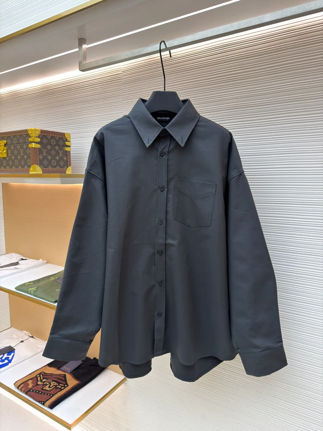 Balenciaga printed shirt jacket ●Original version: Purchased and developed for 4999 ●Item number: 1680882-B05 ●Material: thick-woven long-staple cotton fabric ●Technology: glue printing ●Version: loose version ●Weight: about 560 grams ●Size: 1-2-3 ●Description: Customized luxury double-sided thick-woven long-staple cotton. The different textures on both sides are consistent with the original version. The texture is visible to the naked eye. The upper body is three-dimensional and stylish. It is comfortable and soft to the body. The front panel is decorated with a homogeneous clean fit display and matched with the Balenciaga print embellishment on the back panel to make the stereotype of the shirt trendy and lively. It has both spontaneity and relaxation, and the sense of high-end is revealed, and fashion is born from this. The back is printed with thickened glue from an imported machine. By adjusting the thickness and formula of the glue, thickened glue printing can form a thicker printing layer on the surface of the fabric. The pattern is more vivid and three-dimensional. High-temperature printing machines are used for the ironing positions. High temperature and pressure are applied to the fabric through the synergy of the heating plate and the pressure roller to make the surface of the fabric smooth and crisp. Wear-resistant and resistant (exclusively for export assembly line shirt factories, first-line brand quality). The fabrics have been washed and have a better hand feel. It is not easy to deform and not easy to shrink. Not easy to fade and maintain long-lasting beauty. The overall wiring is straight and delicate, the fabric is comfortable and soft, and the color is consistent without color difference. It can be matched with the same style to create a fashionable look and control various occasions. Customized accessories, complete with three standards, same style for men and women!
