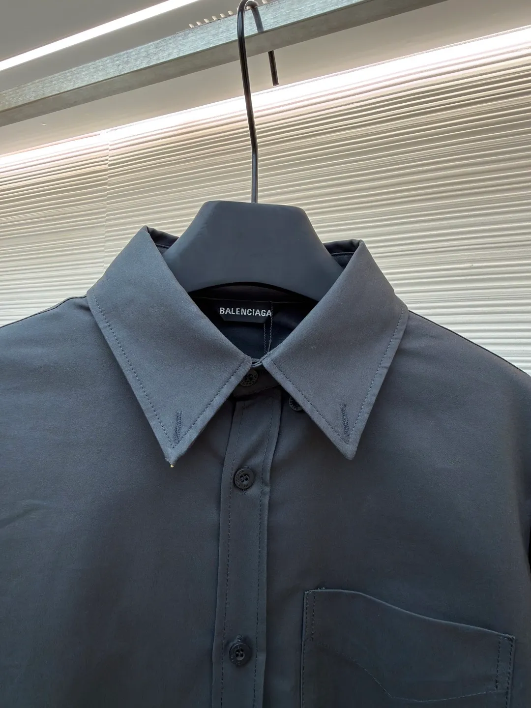 Balenciaga printed shirt jacket ●Original version: Purchased and developed for 4999 ●Item number: 1680882-B05 ●Material: thick-woven long-staple cotton fabric ●Technology: glue printing ●Version: loose version ●Weight: about 560 grams ●Size: 1-2-3 ●Description: Customized luxury double-sided thick-woven long-staple cotton. The different textures on both sides are consistent with the original version. The texture is visible to the naked eye. The upper body is three-dimensional and stylish. It is comfortable and soft to the body. The front panel is decorated with a homogeneous clean fit display and matched with the Balenciaga print embellishment on the back panel to make the stereotype of the shirt trendy and lively. It has both spontaneity and relaxation, and the sense of high-end is revealed, and fashion is born from this. The back is printed with thickened glue from an imported machine. By adjusting the thickness and formula of the glue, thickened glue printing can form a thicker printing layer on the surface of the fabric. The pattern is more vivid and three-dimensional. High-temperature printing machines are used for the ironing positions. High temperature and pressure are applied to the fabric through the synergy of the heating plate and the pressure roller to make the surface of the fabric smooth and crisp. Wear-resistant and resistant (exclusively for export assembly line shirt factories, first-line brand quality). The fabrics have been washed and have a better hand feel. It is not easy to deform and not easy to shrink. Not easy to fade and maintain long-lasting beauty. The overall wiring is straight and delicate, the fabric is comfortable and soft, and the color is consistent without color difference. It can be matched with the same style to create a fashionable look and control various occasions. Customized accessories, complete with three standards, same style for men and women!