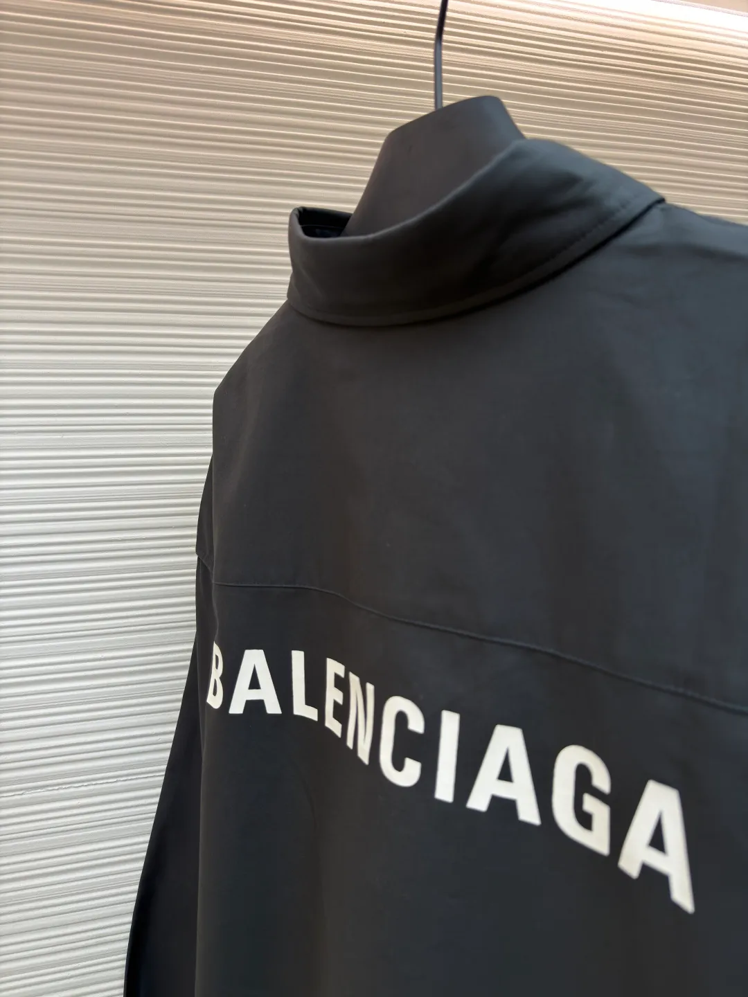 Balenciaga printed shirt jacket ●Original version: Purchased and developed for 4999 ●Item number: 1680882-B05 ●Material: thick-woven long-staple cotton fabric ●Technology: glue printing ●Version: loose version ●Weight: about 560 grams ●Size: 1-2-3 ●Description: Customized luxury double-sided thick-woven long-staple cotton. The different textures on both sides are consistent with the original version. The texture is visible to the naked eye. The upper body is three-dimensional and stylish. It is comfortable and soft to the body. The front panel is decorated with a homogeneous clean fit display and matched with the Balenciaga print embellishment on the back panel to make the stereotype of the shirt trendy and lively. It has both spontaneity and relaxation, and the sense of high-end is revealed, and fashion is born from this. The back is printed with thickened glue from an imported machine. By adjusting the thickness and formula of the glue, thickened glue printing can form a thicker printing layer on the surface of the fabric. The pattern is more vivid and three-dimensional. High-temperature printing machines are used for the ironing positions. High temperature and pressure are applied to the fabric through the synergy of the heating plate and the pressure roller to make the surface of the fabric smooth and crisp. Wear-resistant and resistant (exclusively for export assembly line shirt factories, first-line brand quality). The fabrics have been washed and have a better hand feel. It is not easy to deform and not easy to shrink. Not easy to fade and maintain long-lasting beauty. The overall wiring is straight and delicate, the fabric is comfortable and soft, and the color is consistent without color difference. It can be matched with the same style to create a fashionable look and control various occasions. Customized accessories, complete with three standards, same style for men and women!