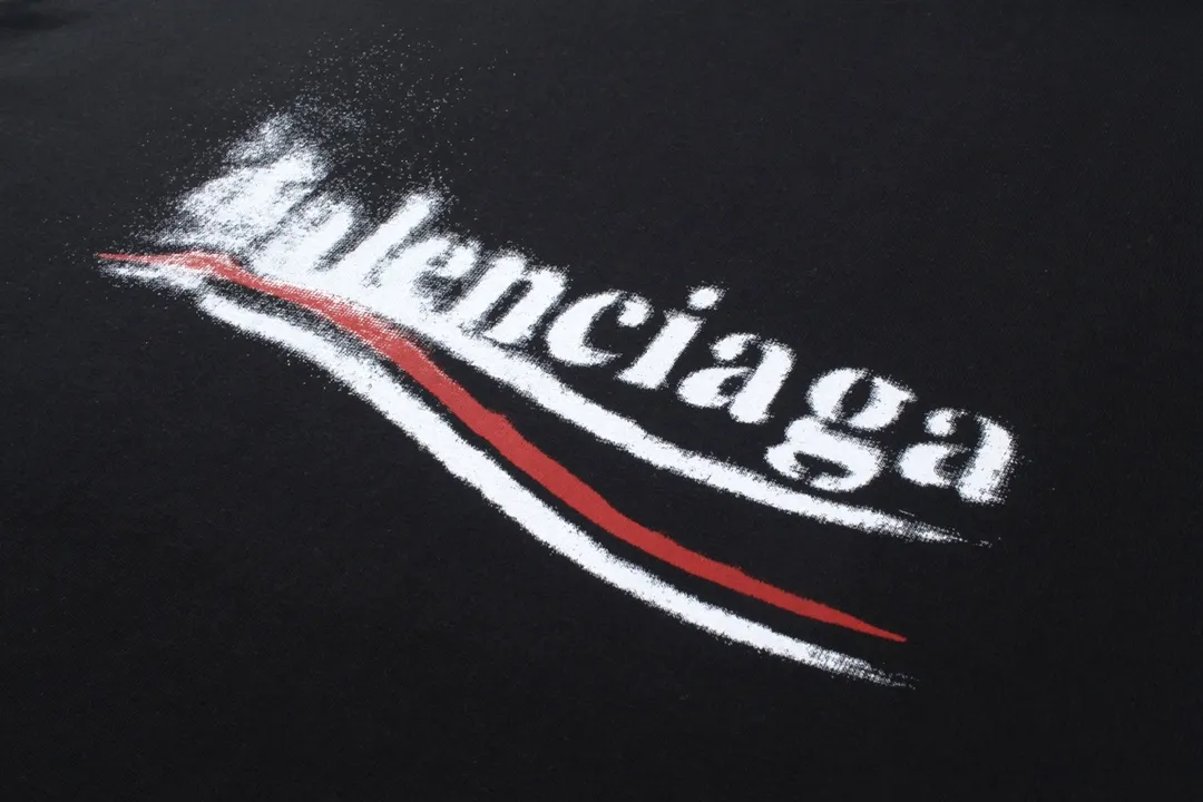🅿️170 Detailed Pictures [Top version. Official website quality] BALENCI*GA/Paris. 2024 new classic letter LOGO printed graffiti short-sleeved T-shirt. Brick cabinets are synchronized. Genuine products are developed at the first time. All fabric colors are available. Printed Y boards are customized. Enjoy printing and comparison! The fabric is made of Paris ZP custom-woven and dyed cotton double yarn. Weighing 260 grams, the cloth surface is clean. The cloth pattern is clear, soft and comfortable. The threads are dyed with no color difference. The classic LOGO uses environmentally friendly imported materials to print graffiti, and the dot direct spray process creates a three-dimensional effect. Restore brick cabinets, adopt OS loose shoulder style. Same style for men and women. Code: BL223332 Color: black and blue, off-white, size: XS to L