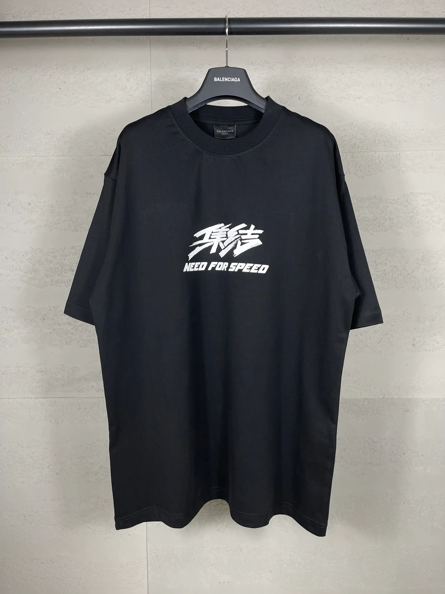 🅿️190 real photos [Top version. Official website quality] BALENCI*GA/Paris. SS24 new Balenciaga/Need for Speed: Assembled cooperation series. Front and rear direct-injection printed long-sleeved T-shirts. Brick cabinet synchronization. Genuine product developed at the first time, happy to print and compare! The fabric is made of Paris ZP custom-woven and dyed cotton double yarn. Weighing 260 grams, the cloth surface is clean. The cloth pattern is clear, soft and comfortable. The threads are dyed with no color difference. The printing is made of environmentally friendly imported materials with direct inkjet printing. The pattern letters are clear and the effect is three-dimensional. The version adopts OS loose shoulder style. Same style for men and women. Coding: BL223600 Color: black, white Size: XS S M L