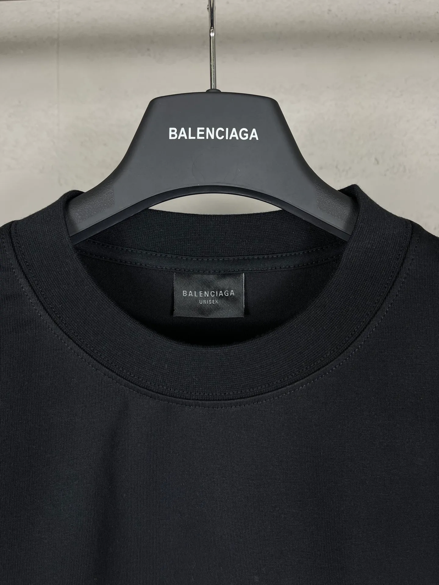 🅿️190 real photos [Top version. Official website quality] BALENCI*GA/Paris. SS24 new Balenciaga/Need for Speed: Assembled cooperation series. Front and rear direct-injection printed long-sleeved T-shirts. Brick cabinet synchronization. Genuine product developed at the first time, happy to print and compare! The fabric is made of Paris ZP custom-woven and dyed cotton double yarn. Weighing 260 grams, the cloth surface is clean. The cloth pattern is clear, soft and comfortable. The threads are dyed with no color difference. The printing is made of environmentally friendly imported materials with direct inkjet printing. The pattern letters are clear and the effect is three-dimensional. The version adopts OS loose shoulder style. Same style for men and women. Coding: BL223600 Color: black, white Size: XS S M L