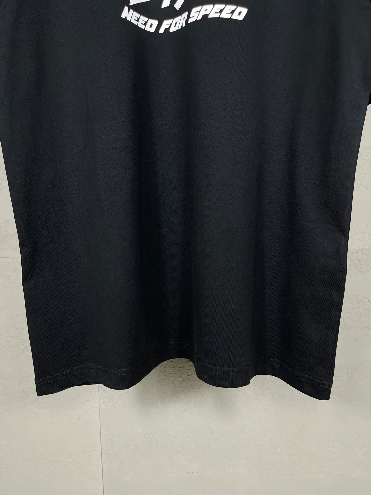 🅿️190 real photos [Top version. Official website quality] BALENCI*GA/Paris. SS24 new Balenciaga/Need for Speed: Assembled cooperation series. Front and rear direct-injection printed long-sleeved T-shirts. Brick cabinet synchronization. Genuine product developed at the first time, happy to print and compare! The fabric is made of Paris ZP custom-woven and dyed cotton double yarn. Weighing 260 grams, the cloth surface is clean. The cloth pattern is clear, soft and comfortable. The threads are dyed with no color difference. The printing is made of environmentally friendly imported materials with direct inkjet printing. The pattern letters are clear and the effect is three-dimensional. The version adopts OS loose shoulder style. Same style for men and women. Coding: BL223600 Color: black, white Size: XS S M L