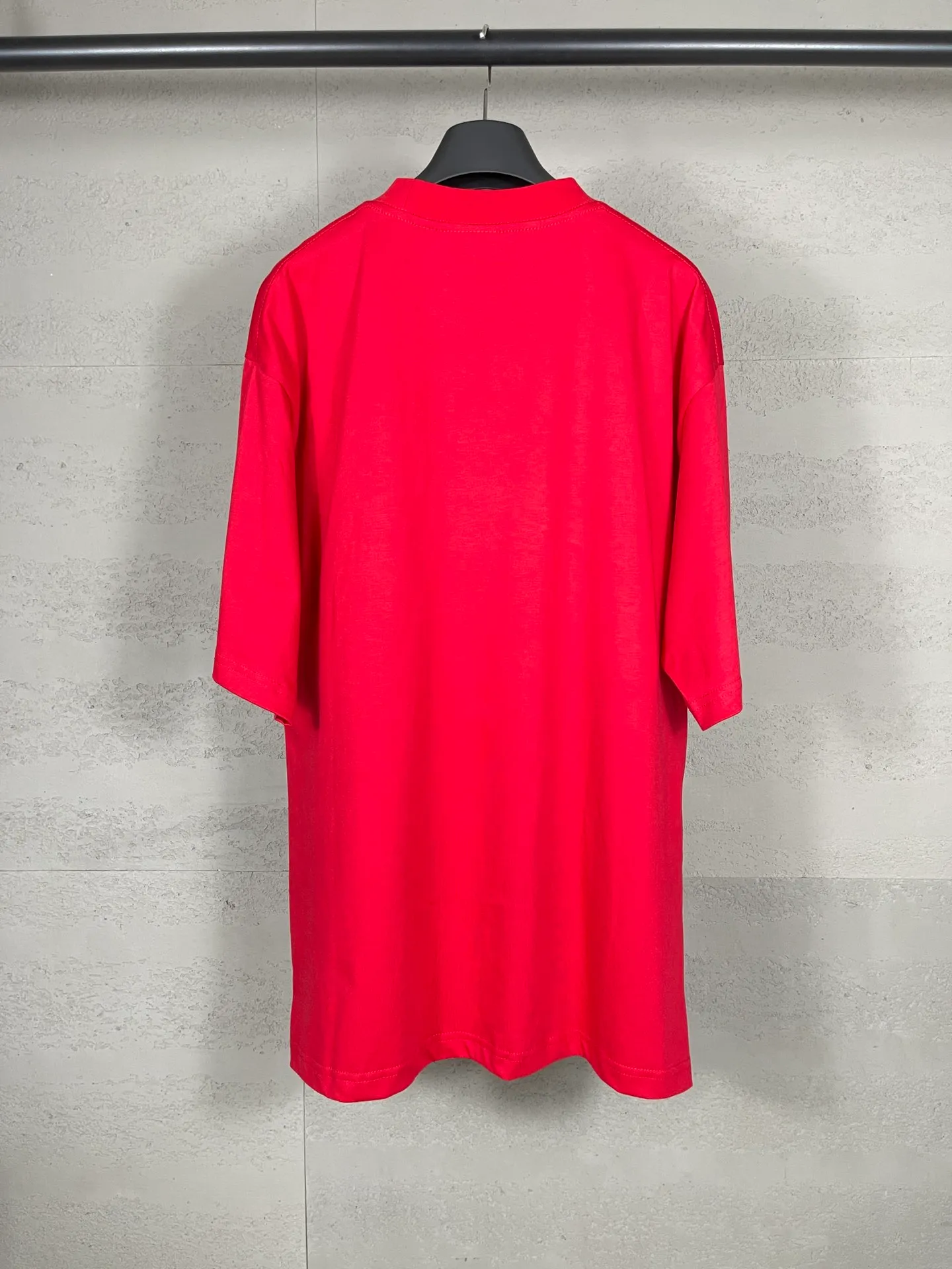🅿️180 real photos [Top version. Official website quality] BALENCI*GA/Paris. SS24 latest crown L printed short-sleeved T-shirt. Brick cabinet synchronization. Genuine product developed at the first time, happy to print and compare! The fabric is made of Paris ZP custom-woven and dyed cotton double yarn. Weighing 260 grams, the cloth surface is clean. The cloth pattern is clear, soft and comfortable, and the threads are dyed with no color difference. The printing uses environmentally friendly imported materials. The letters are clear and the effect is three-dimensional. The version adopts OS loose shoulder design. Same style for men and women. Code: BL223607 Color: black, red, white Size: XS S M L